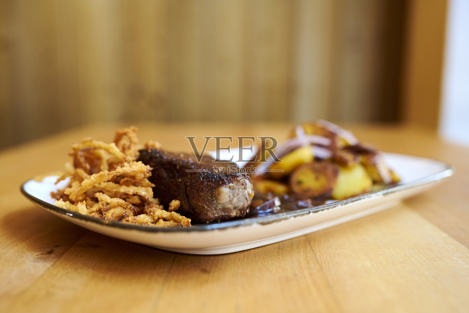 牛肉片配烤土豆和洋葱酱照片摄影图片