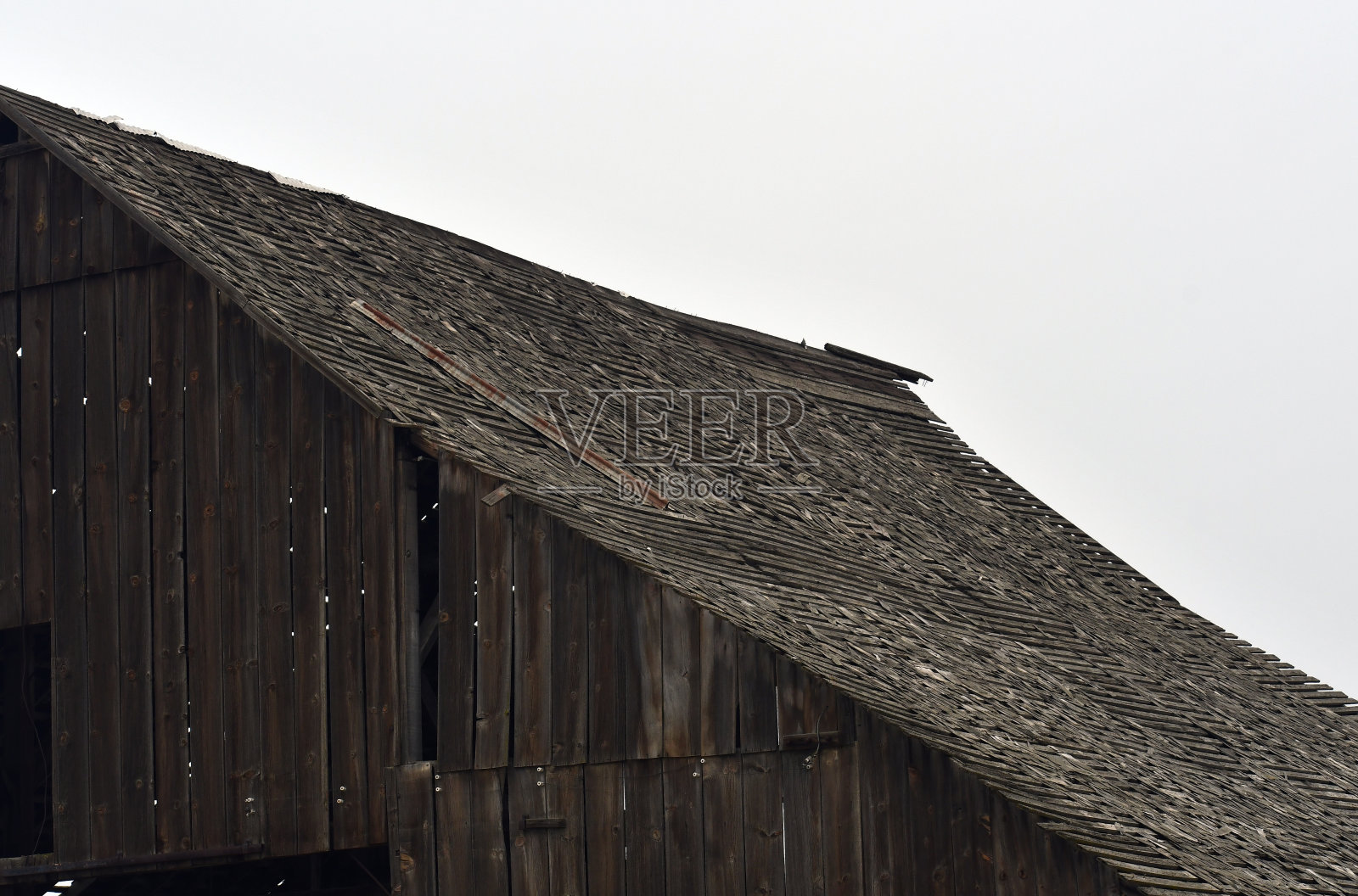 农场里一个旧谷仓的屋顶照片摄影图片