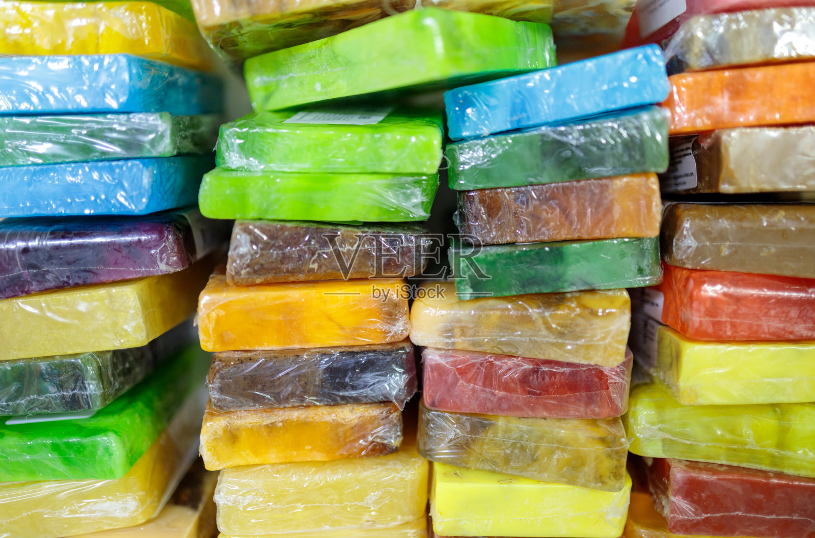 用玻璃纸包着的彩色肥皂放在一起照片摄影图片