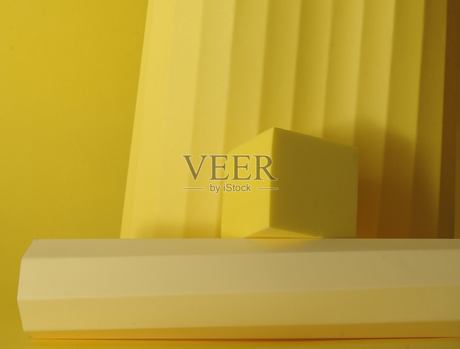 黄色的讲台与几何形状。阶段与混凝土，石膏几何形状。照片摄影图片