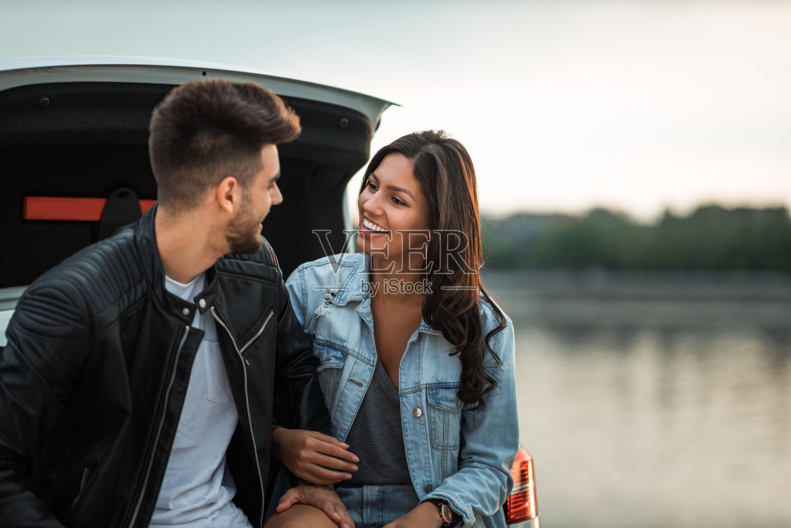 一对年轻夫妇在旅行中玩得很开心照片摄影图片