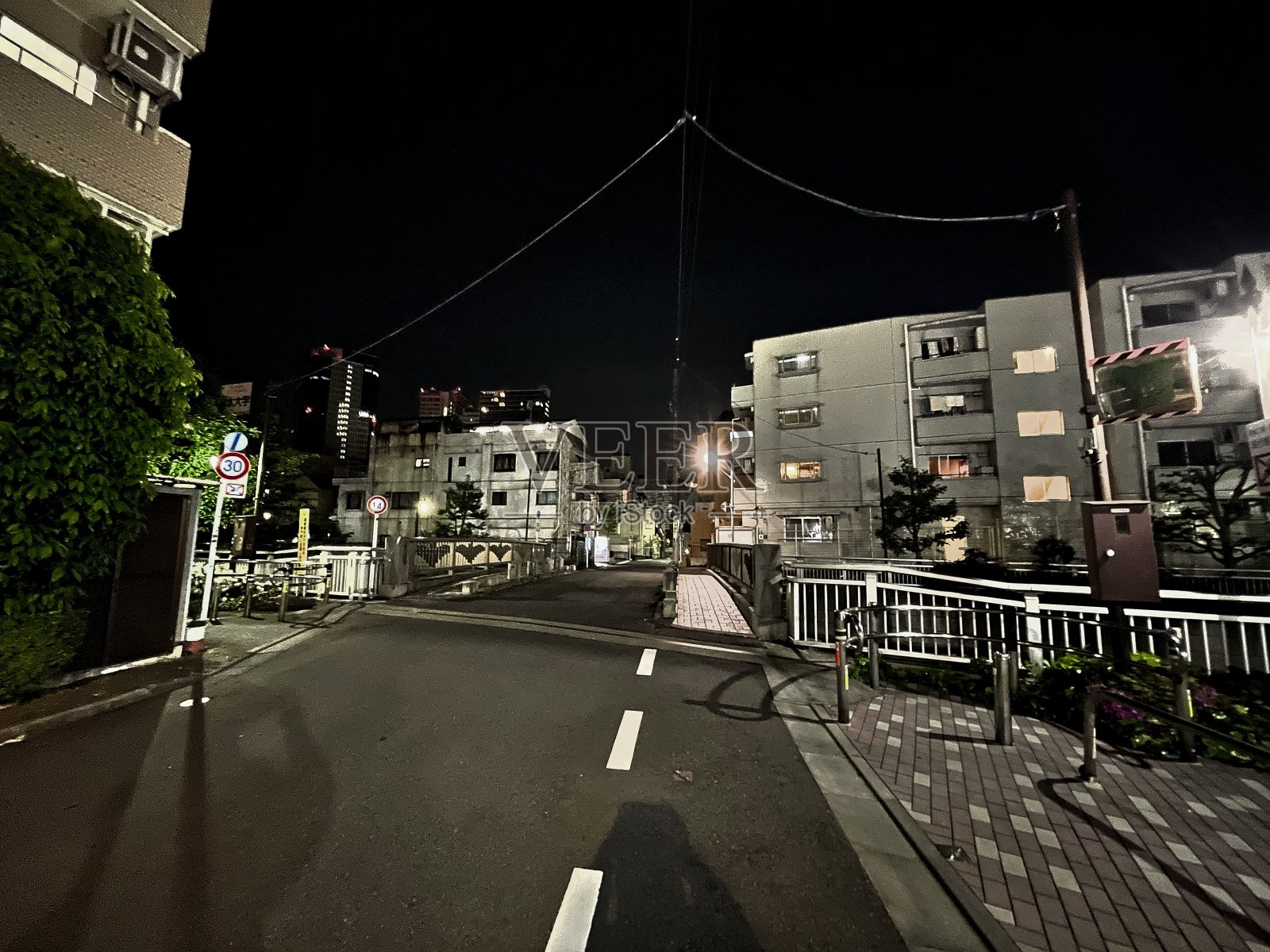 市中心的夜宿街照片摄影图片