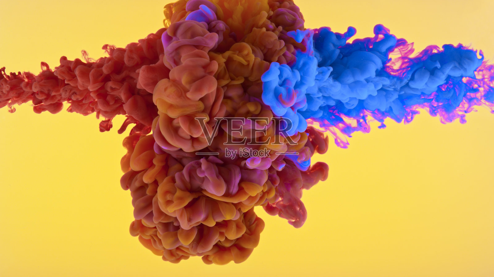 特写的油漆溶解在水中照片摄影图片