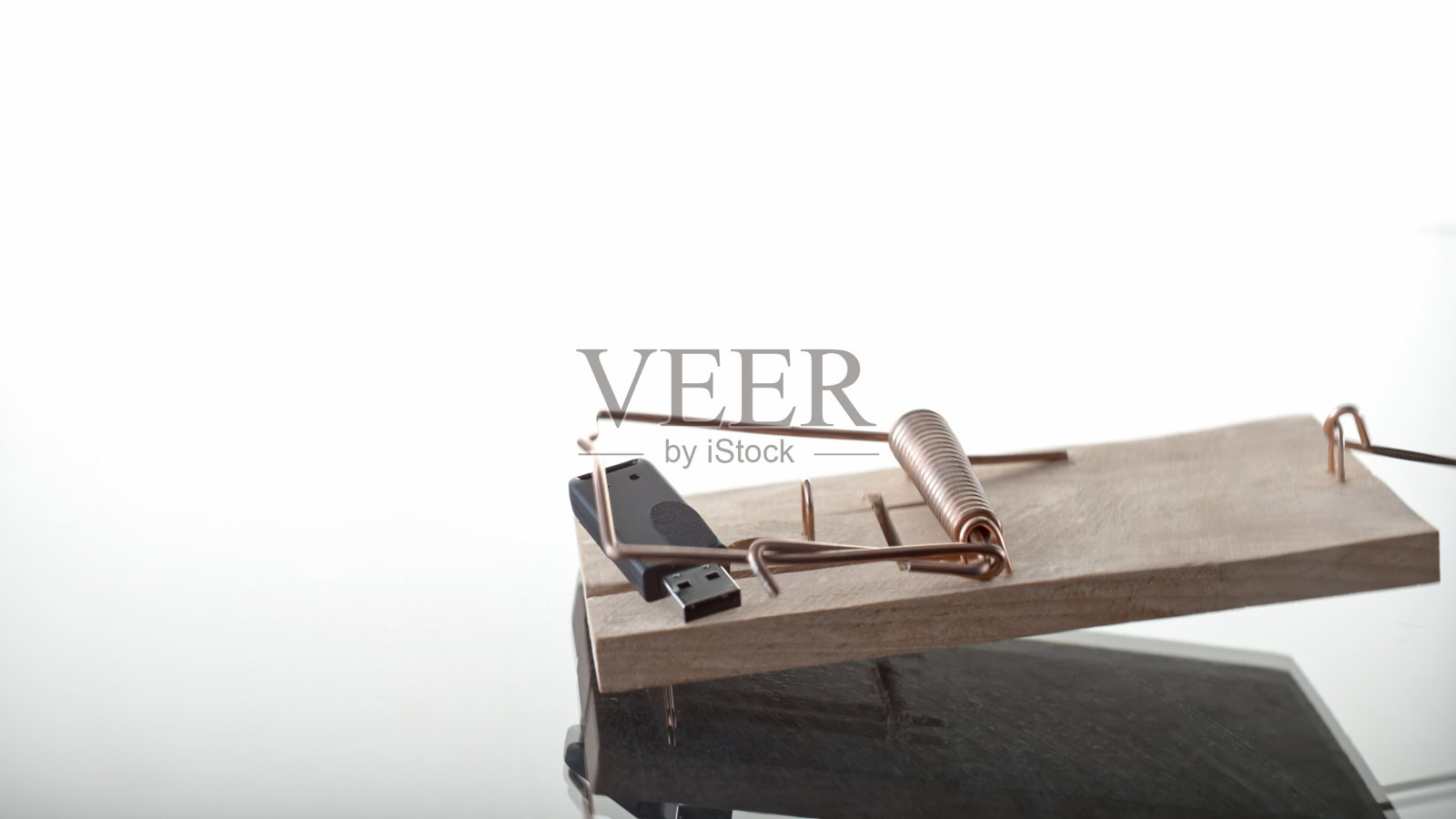 USB卡在鼠标陷阱里照片摄影图片