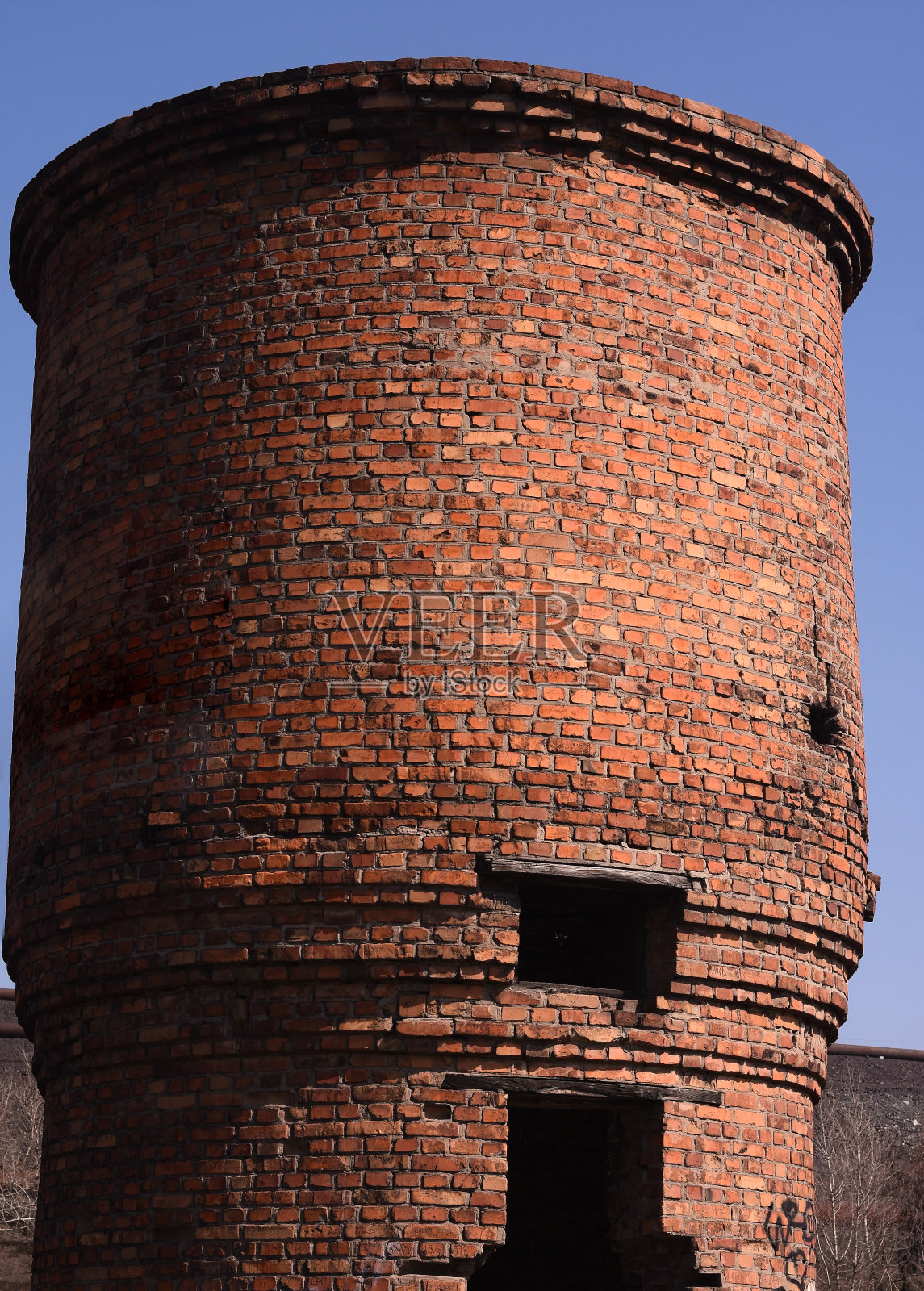 一座古老的水塔。近距离照片摄影图片