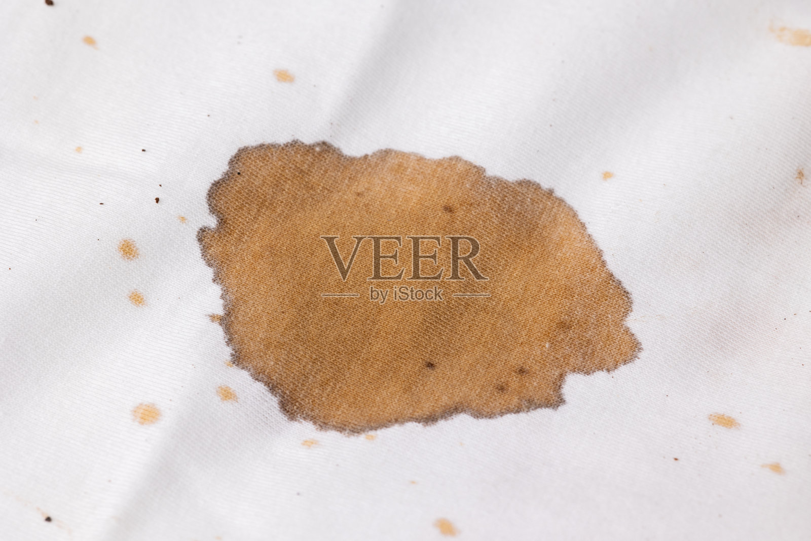 一件沾满咖啡渍的白色棉布衬衫。必须在洗衣机里彻底清洗吗照片摄影图片