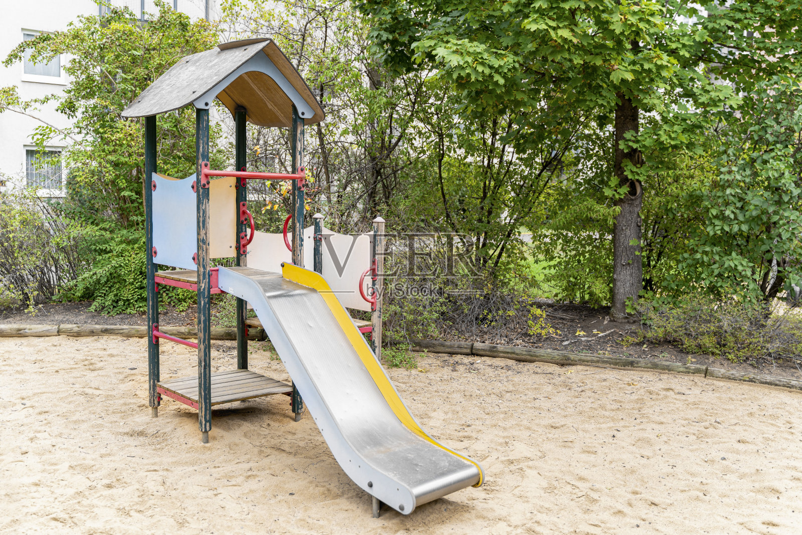 有滑梯、秋千和其他儿童游乐设施的现代多彩的游乐场照片摄影图片