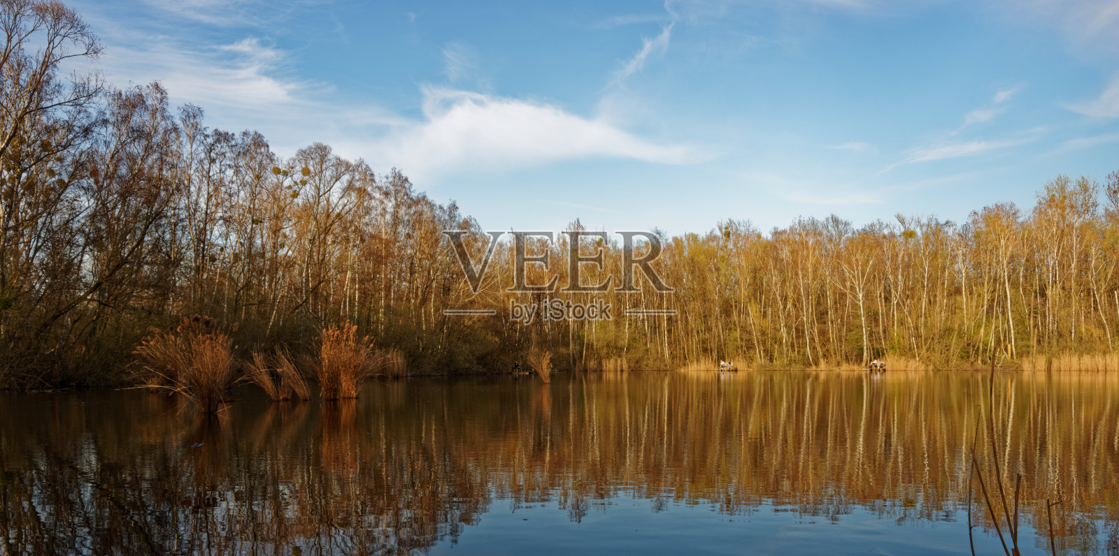 平静湖上的日落照片摄影图片