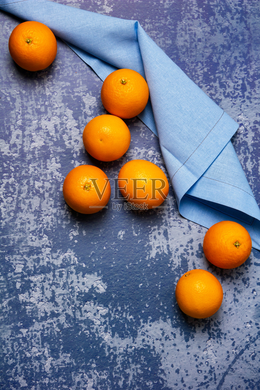新鲜的橙色水果在垃圾蓝色的背景。前视图。照片摄影图片