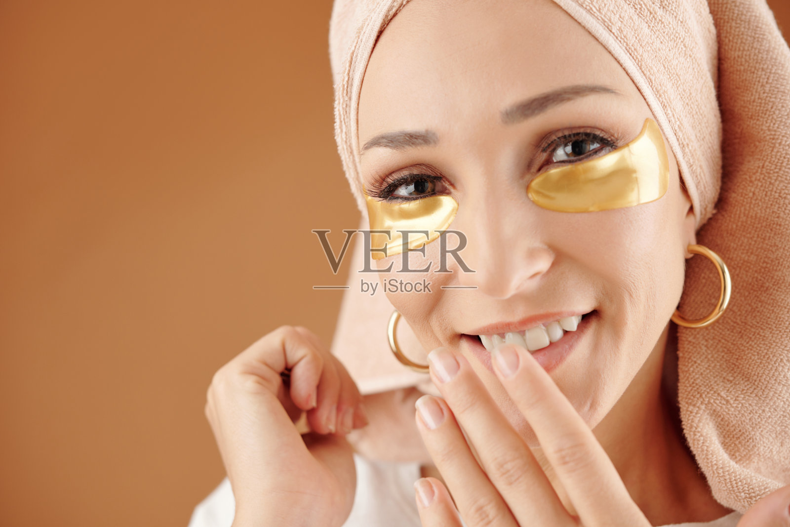 使用抗疲劳眼罩的女性照片摄影图片