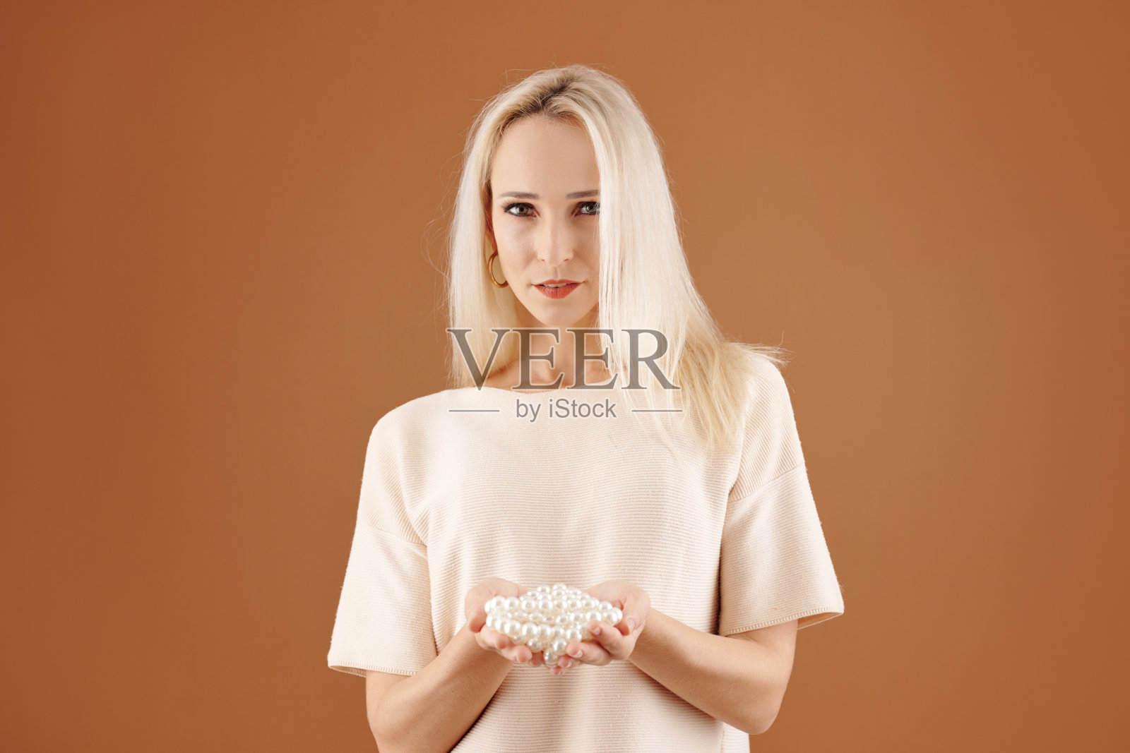 戴珍珠项链的女人照片摄影图片