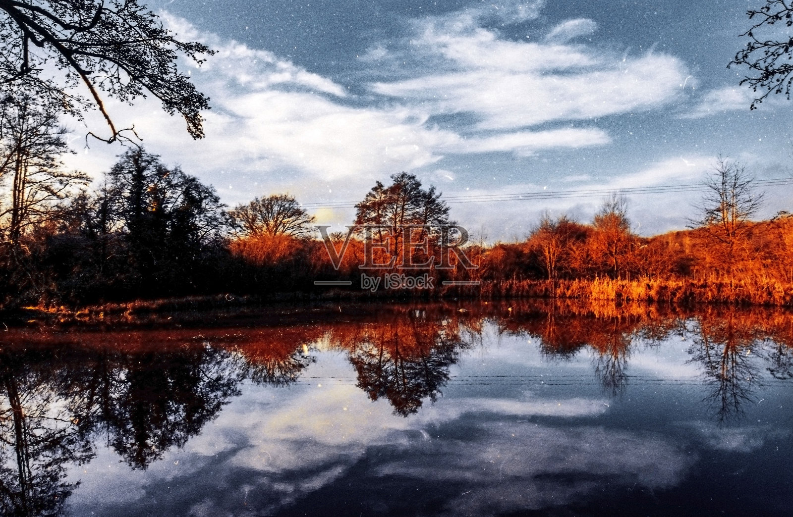 复古老电影拍摄的河湖池塘景观，冬春照片摄影图片