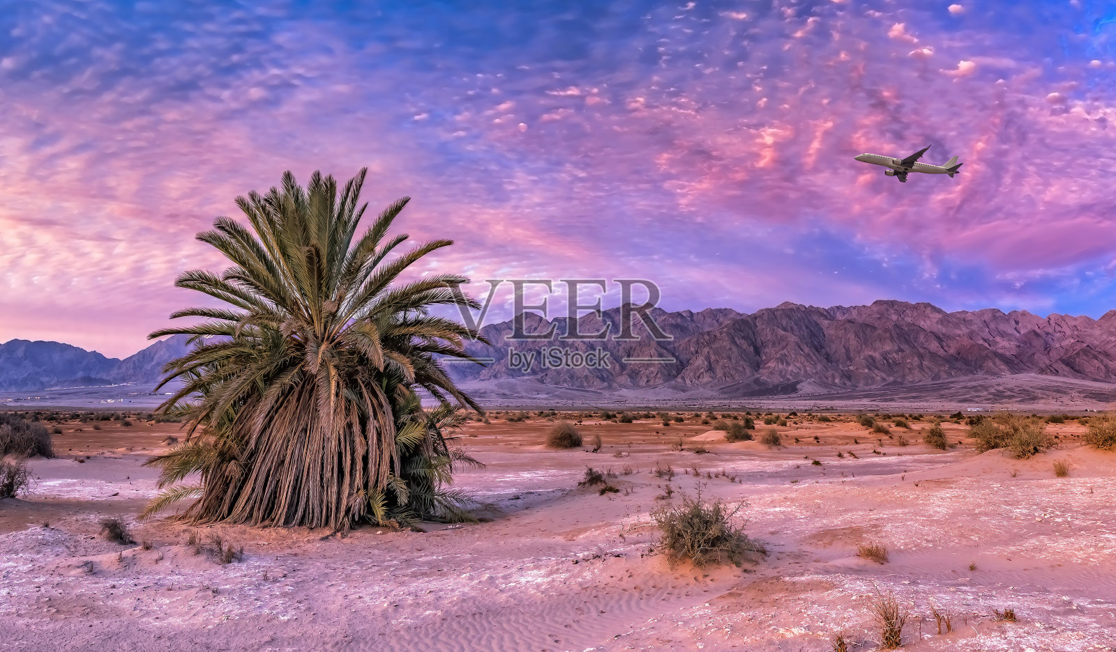 色彩斑斓的日落在沙漠地区自然保护区，中东照片摄影图片