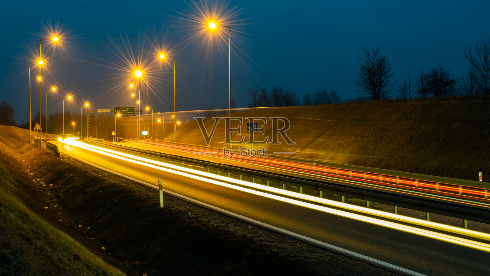 晚上汽车的灯光。长时间曝光照片摄影图片