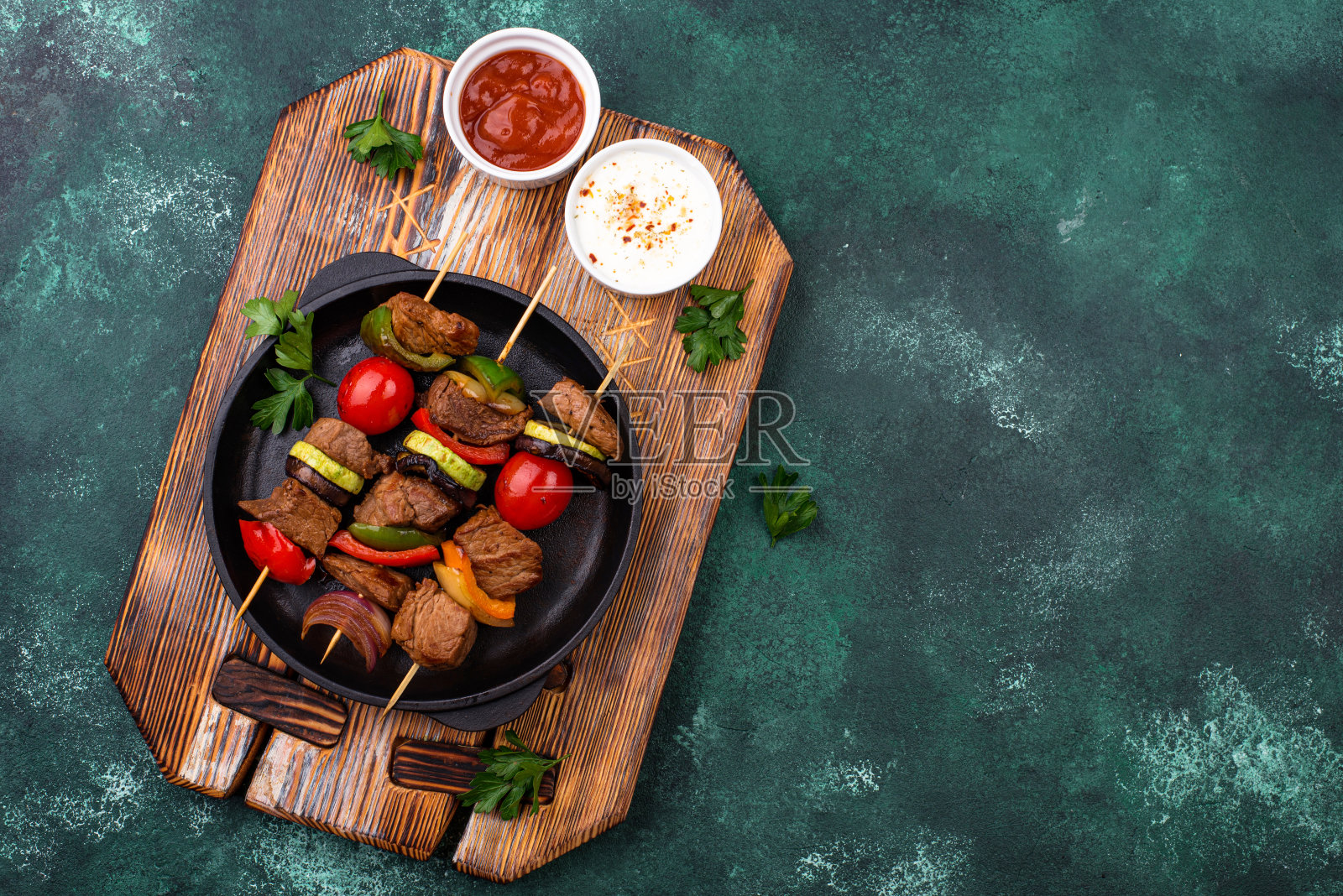 烤肉串配肉、蘑菇和蔬菜照片摄影图片