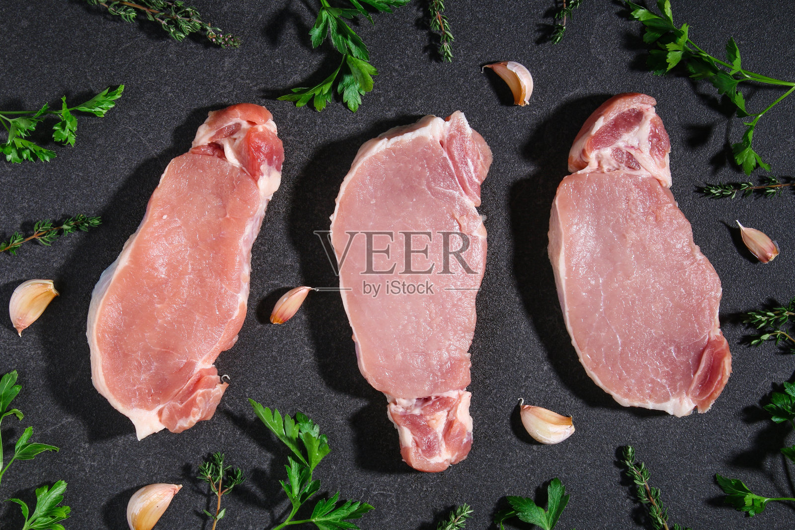 生的猪腰子。桌上有猪肉。照片摄影图片