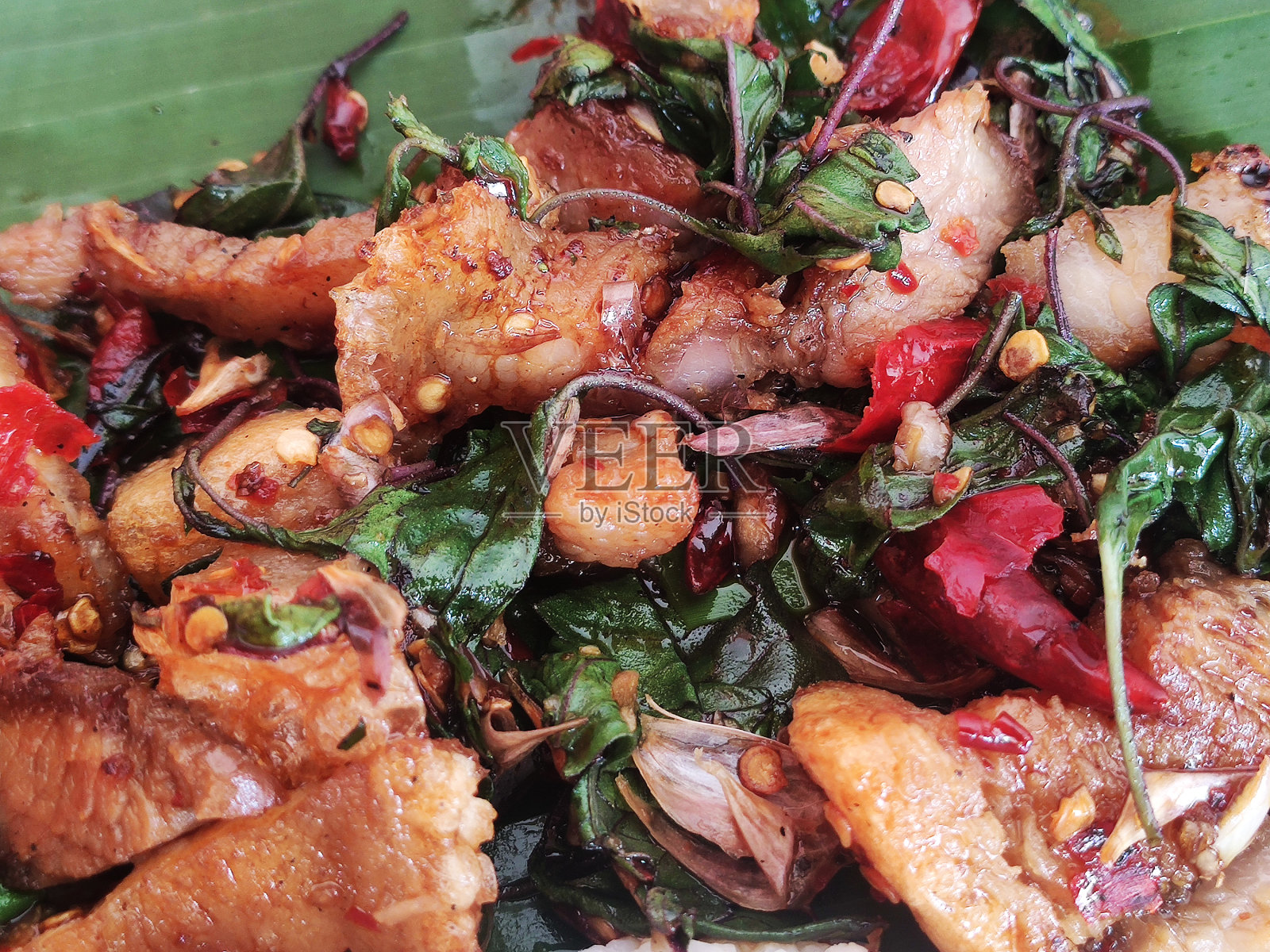 这是一道泰国的鸡肉炒饭。照片摄影图片