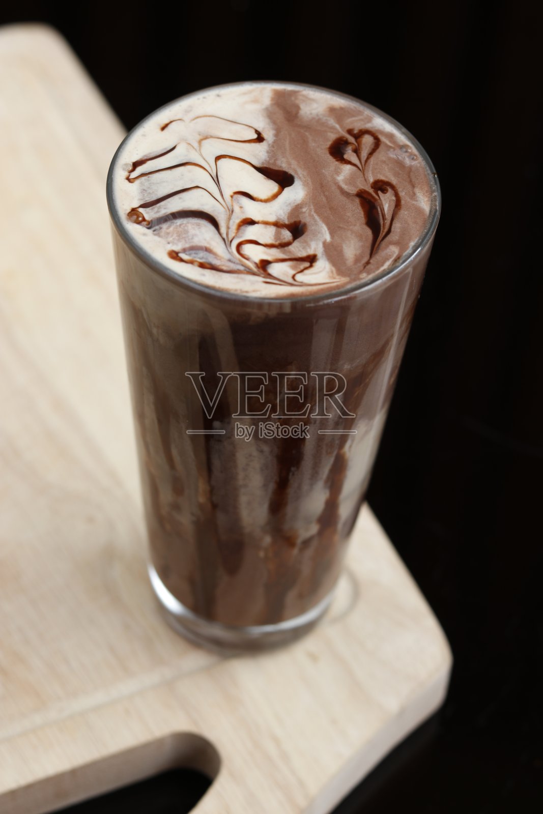 一大杯带巧克力酱的奶昔照片摄影图片