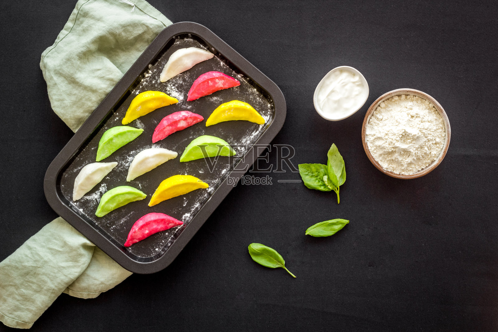 俯视图上的彩色生饺子烤盘照片摄影图片