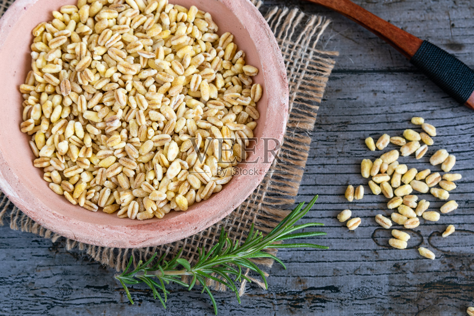 生长在法国乡村背景下的生小麦照片摄影图片