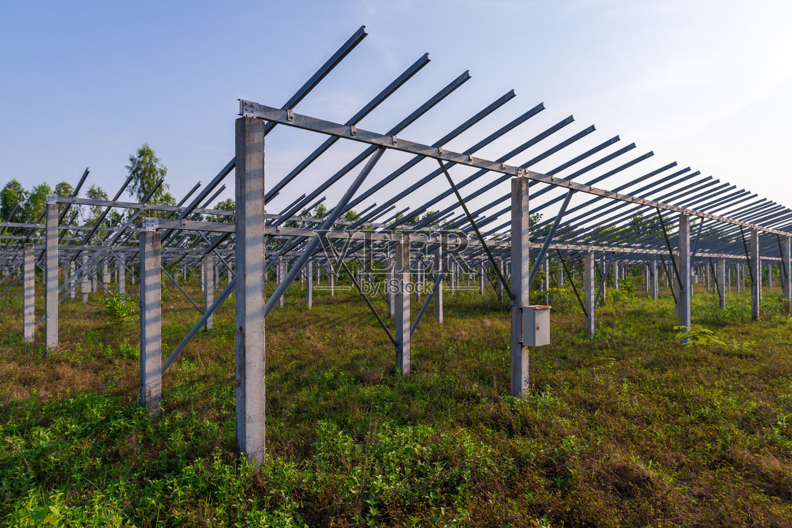 蓝天背景上的太阳能电池板。太阳能电池农场景观。清洁技术带来更美好的未来。照片摄影图片