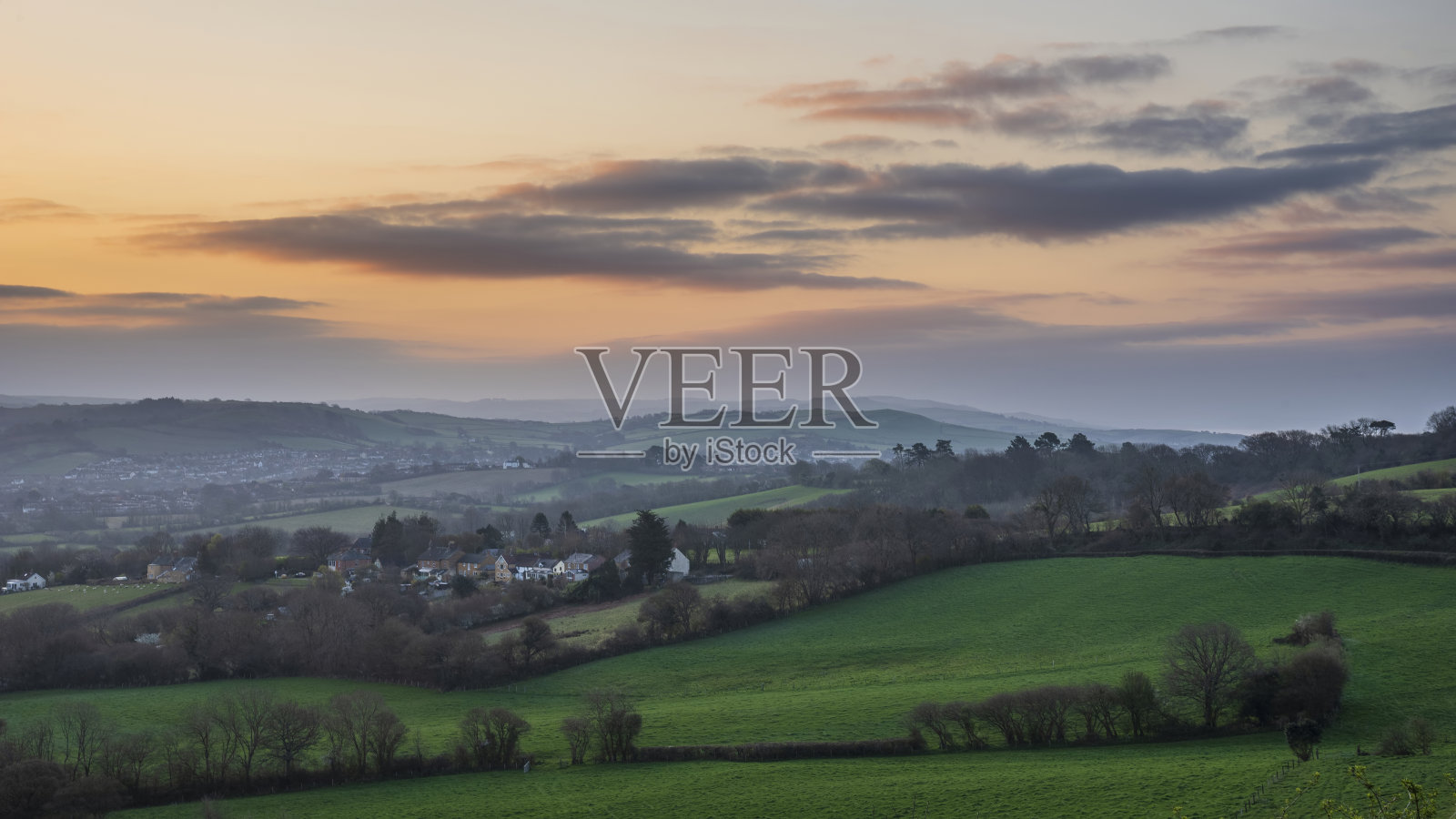 美丽而充满活力的日出景观图像在一个春天的早晨在多塞特的赛蒙兹伯里村照片摄影图片