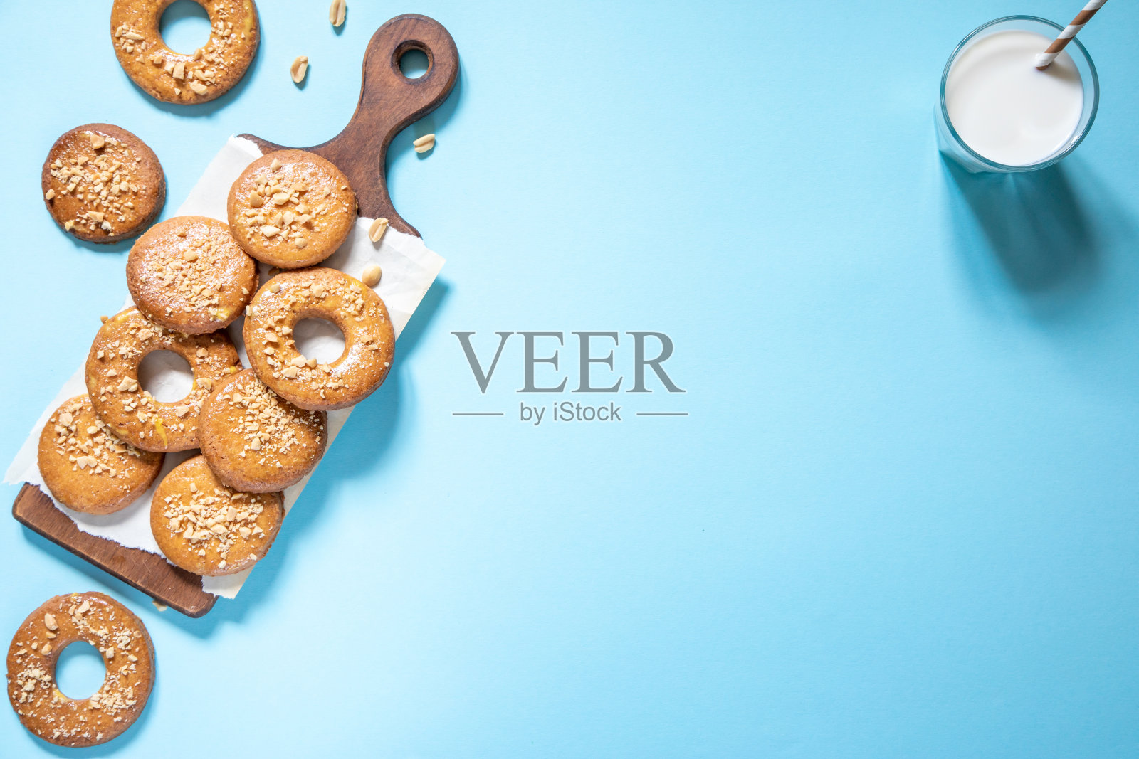 以时尚的蓝色背景为背景的自制花生酥饼。花生饼干。平铺，放置文字，食物背景照片摄影图片