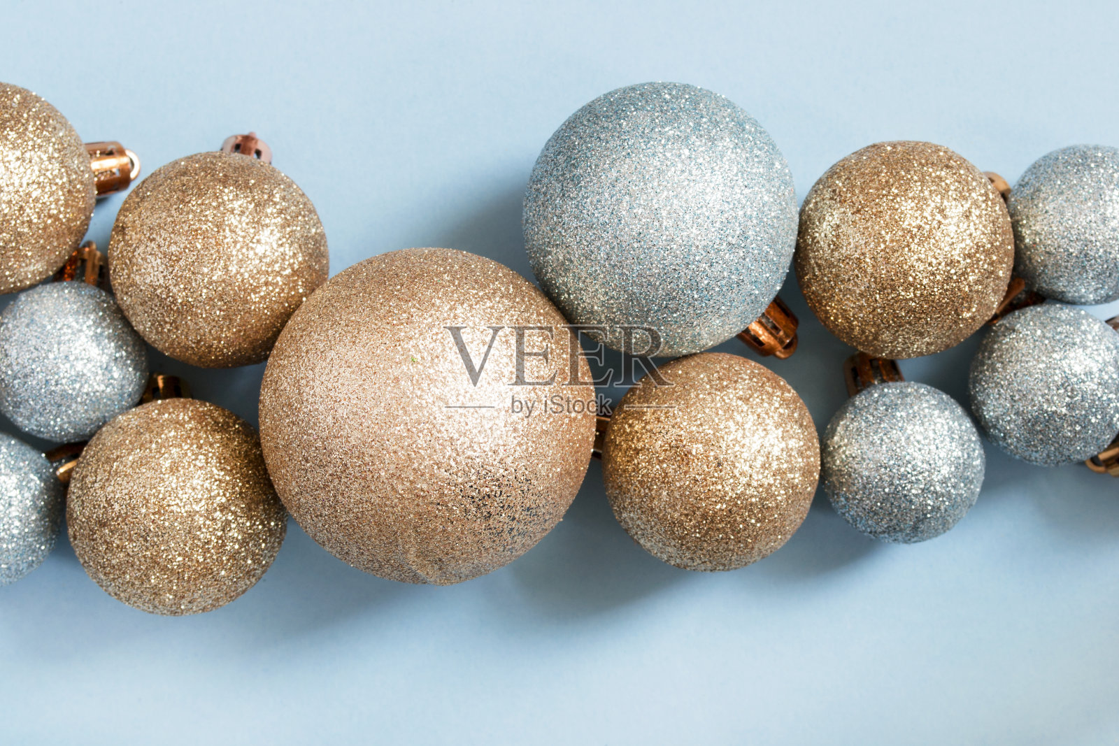 蓝色背景的圣诞球照片摄影图片