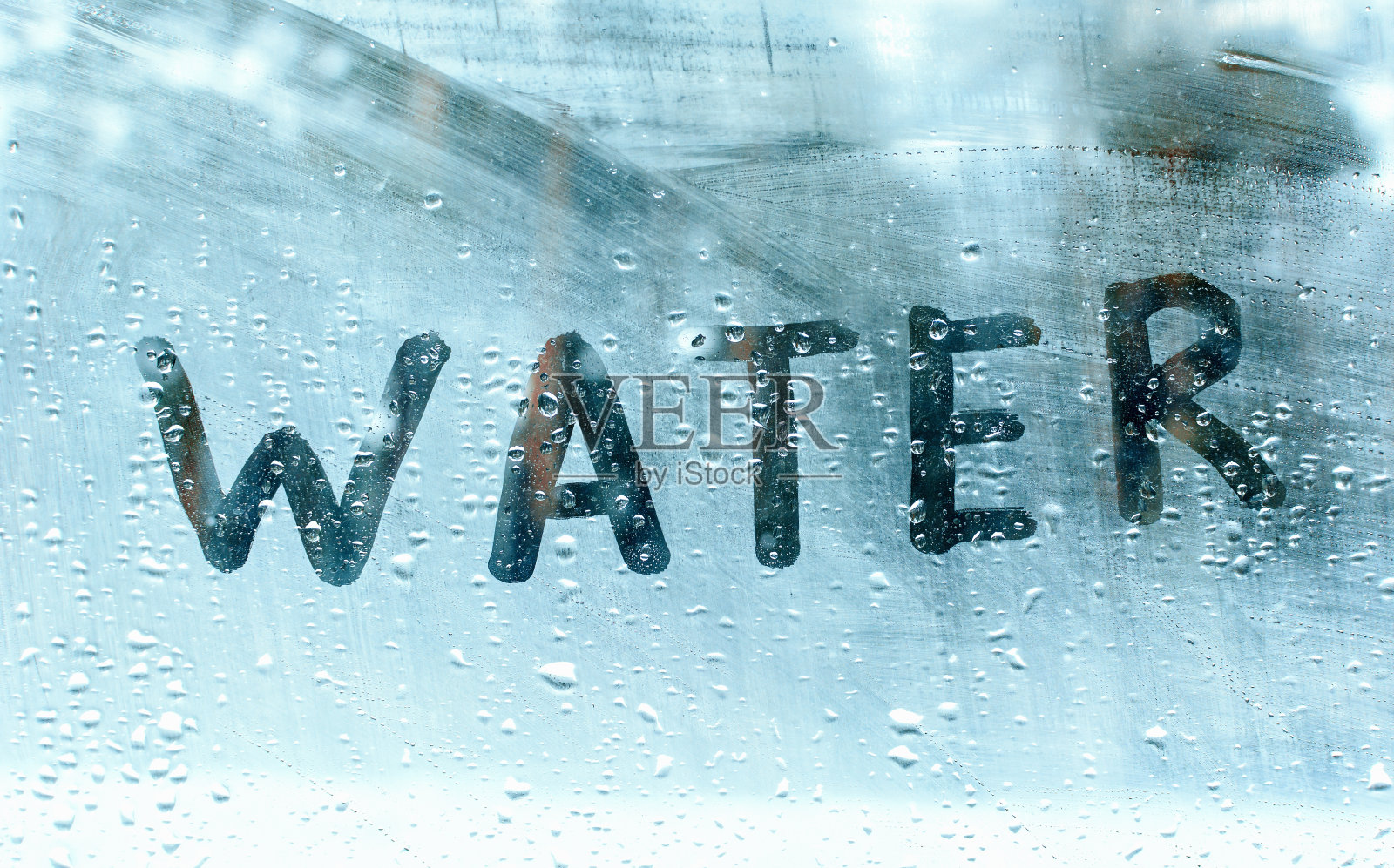字水在玻璃上与雨滴。照片摄影图片
