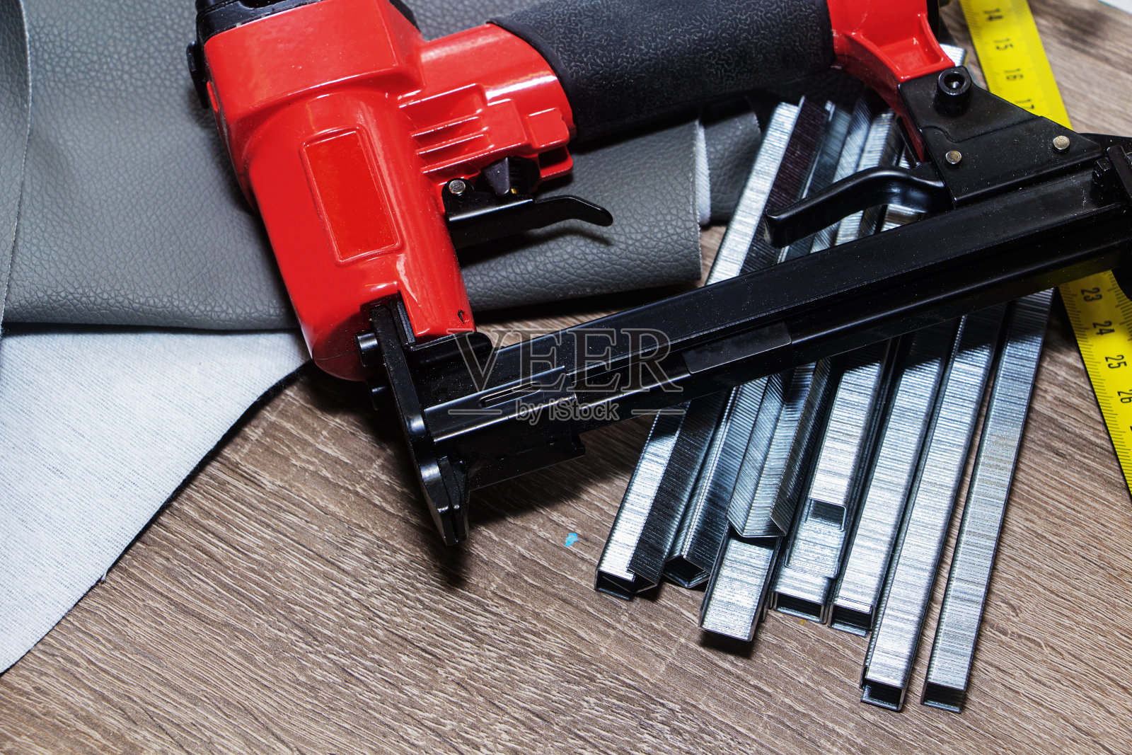 家具生产和修理的概念。订书机和订书钉，工作工具照片摄影图片