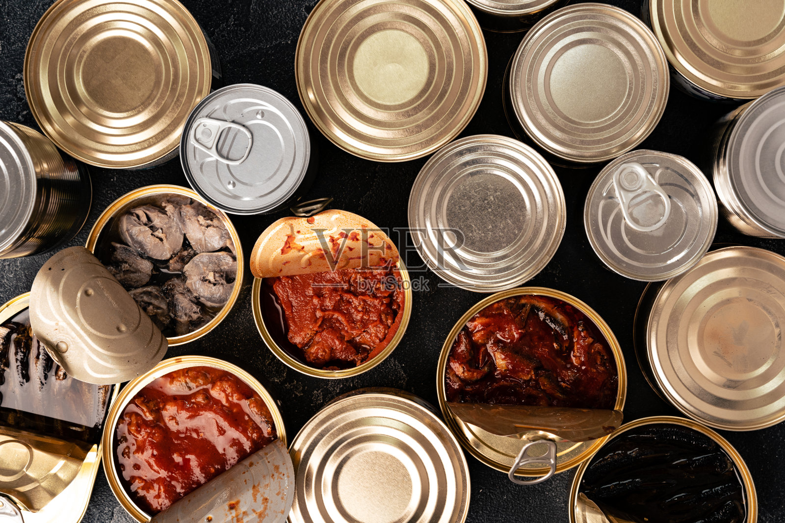 木桌上放着许多罐头，里面放着保存好的鱼照片摄影图片