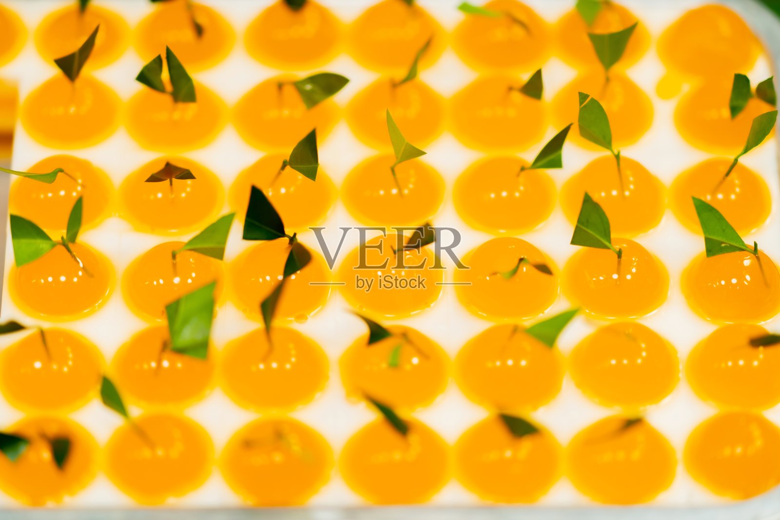 特写泰国果冻甜点橙水果形状，泰国街头食品市场照片摄影图片