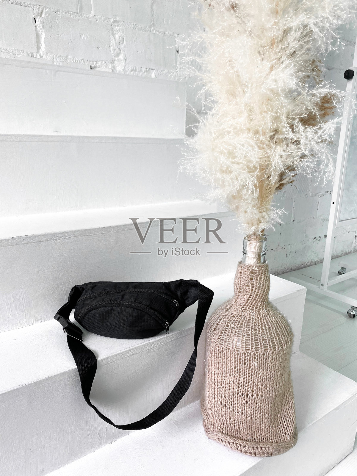 新的黑色吊带或臀部包。基本的服装元素照片摄影图片