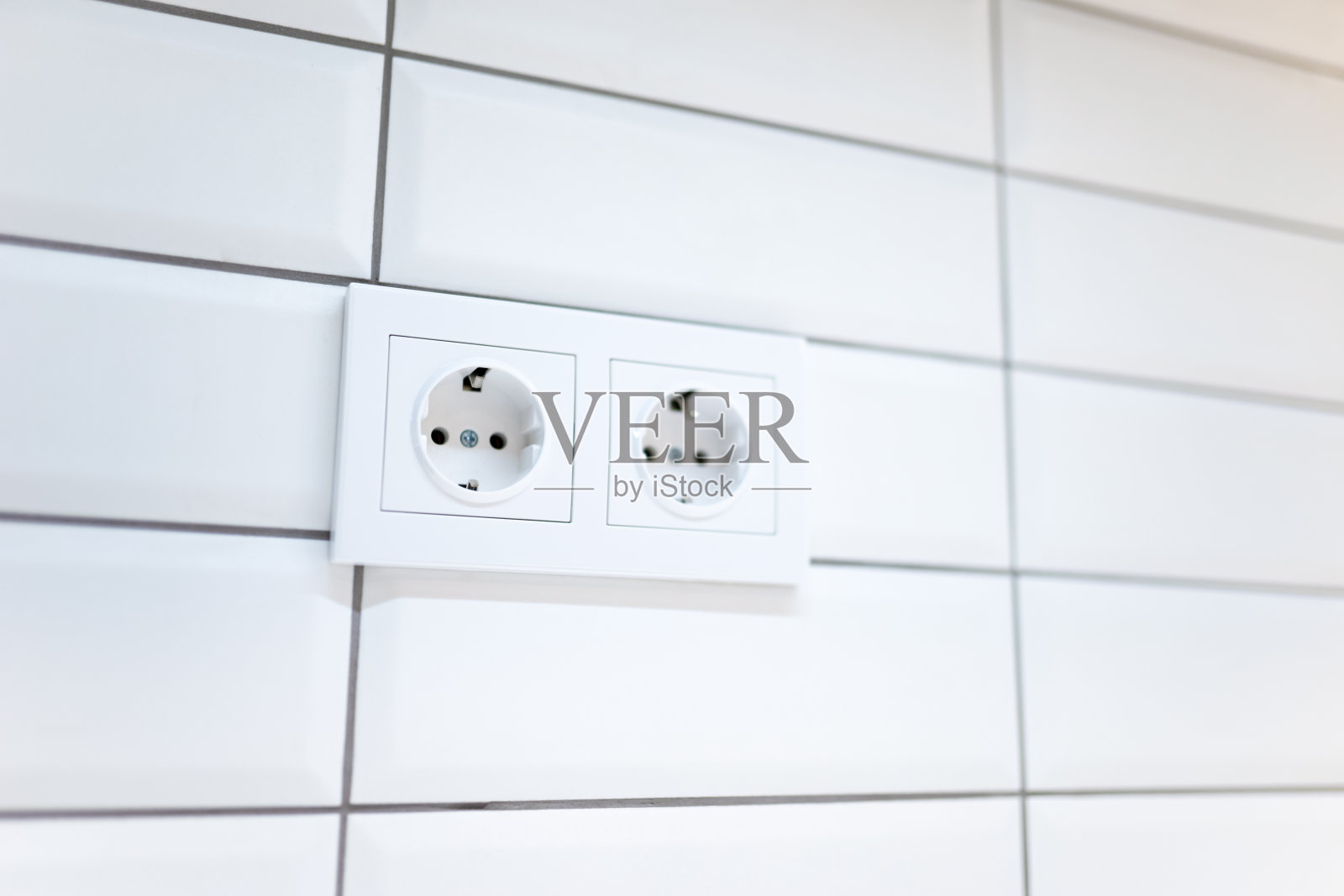 电源插座隔离在白色墙壁上。空白拷贝空间白色塑料电源插座。照片摄影图片