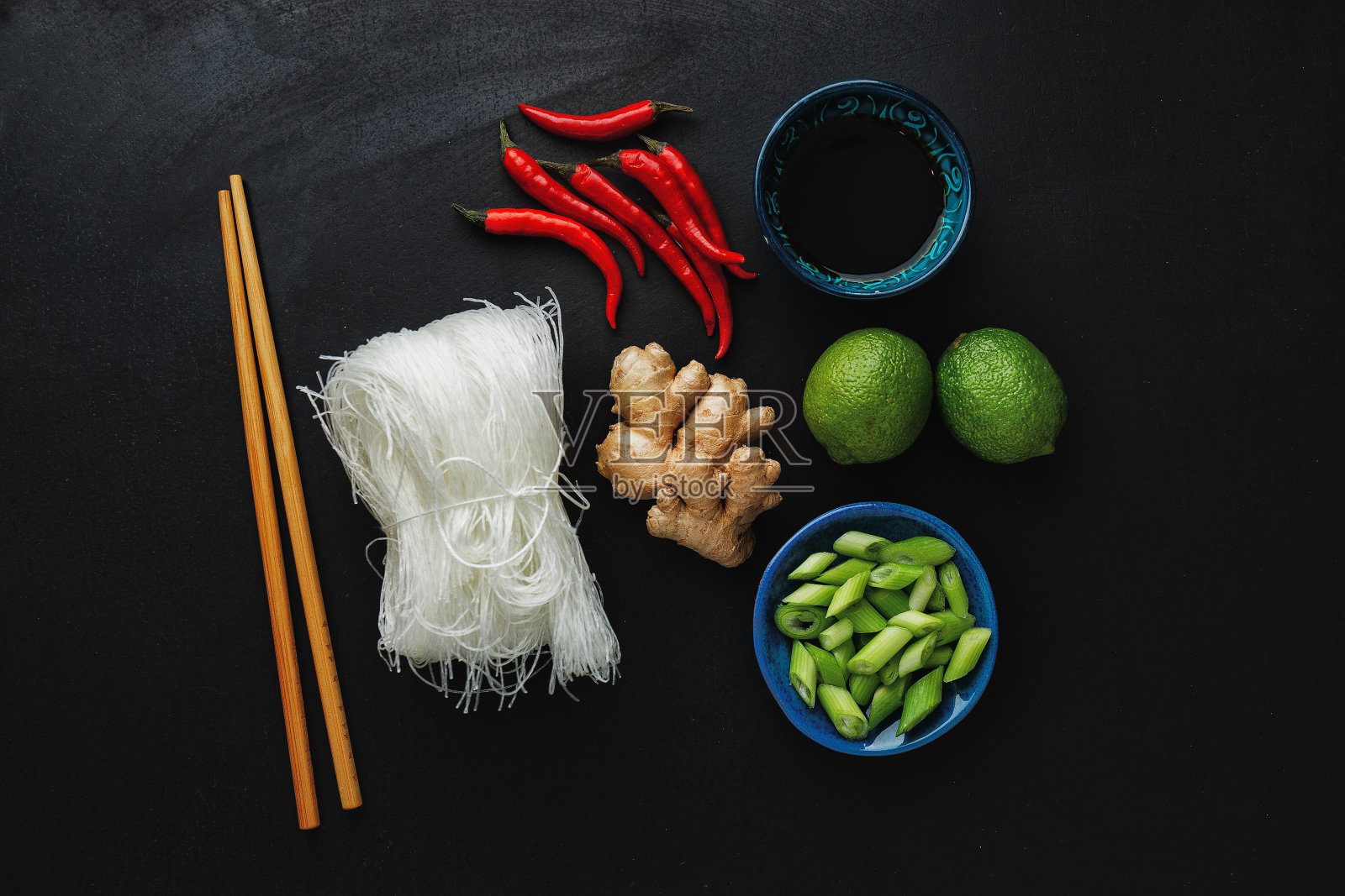 不同的亚洲食物配料在黑暗的背景。照片摄影图片