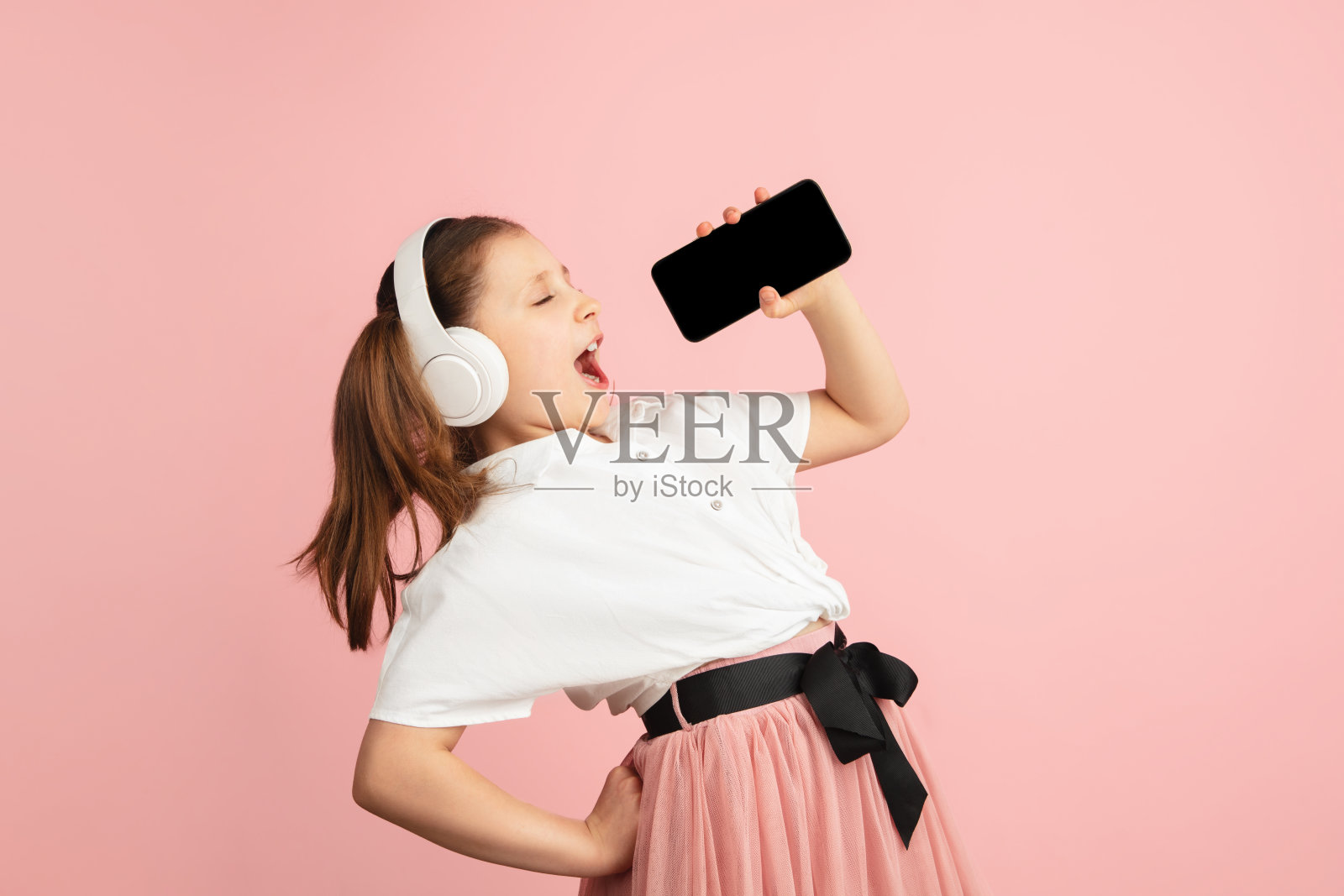 漂亮的白人女孩肖像孤立在粉红色的工作室背景与copyspace照片摄影图片