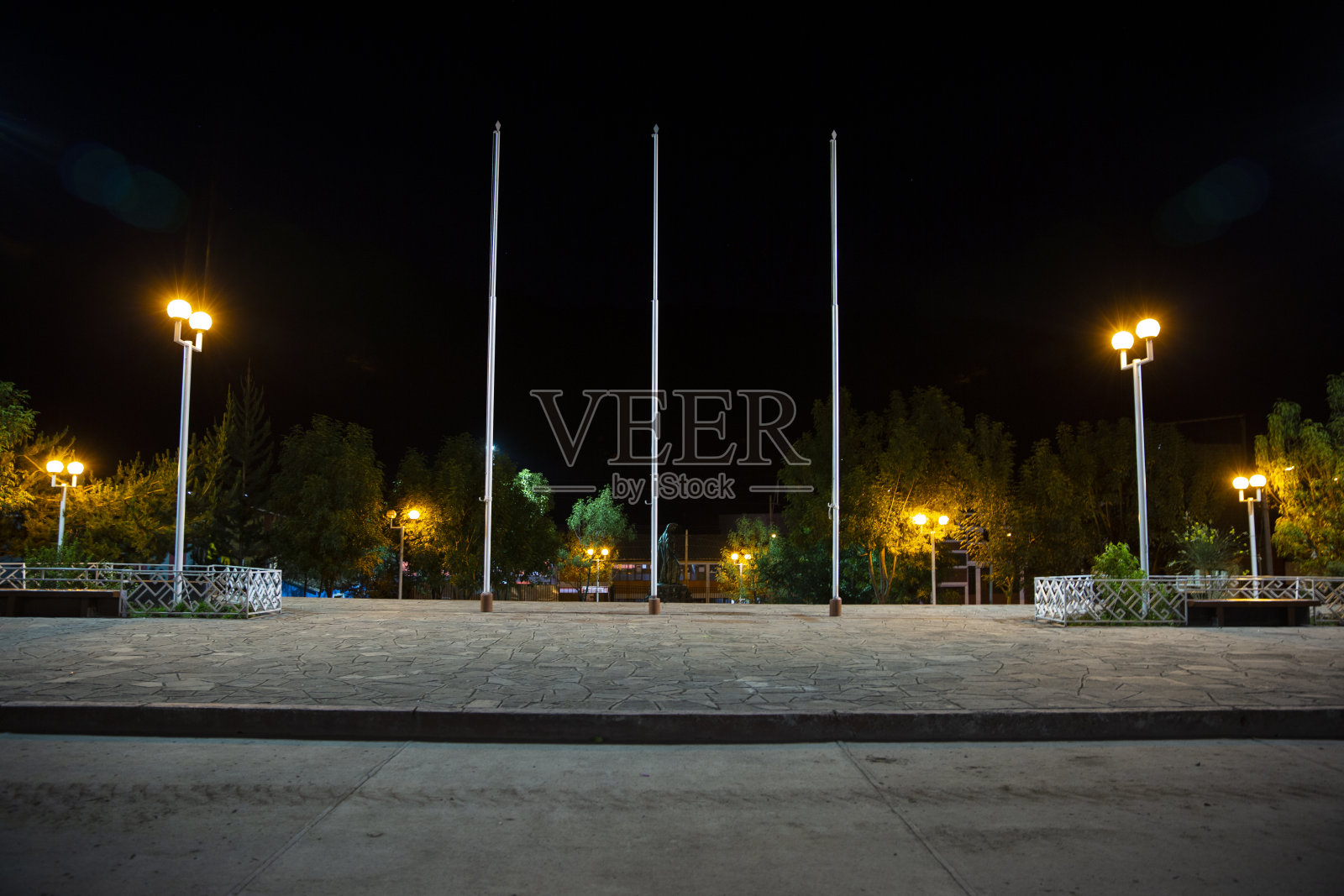 秘鲁库斯科广场图片。秘鲁安第斯的主要广场上，空的旗杆。晚上的形象。照片摄影图片