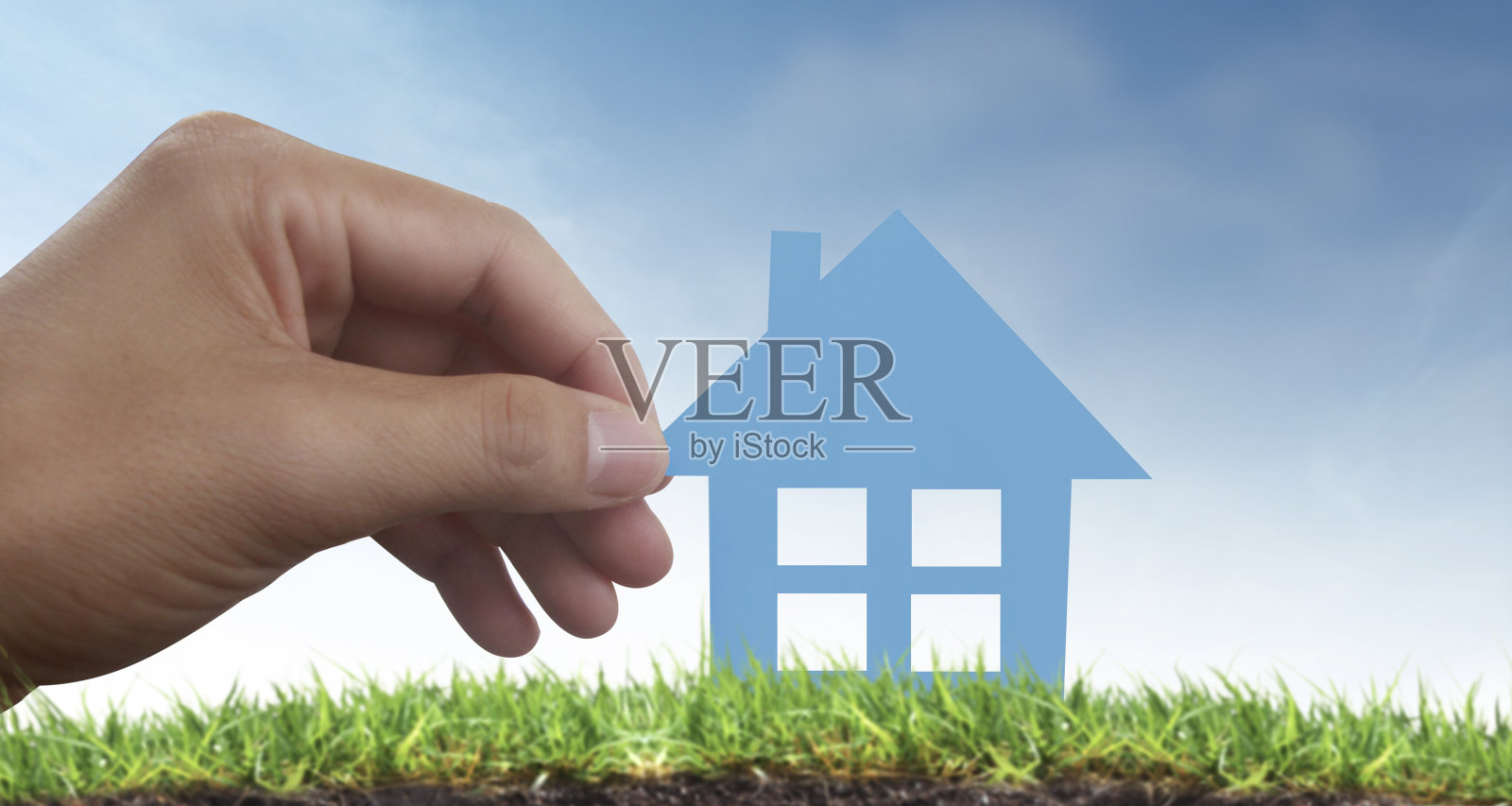 手握纸屋，家庭家居保险理念照片摄影图片