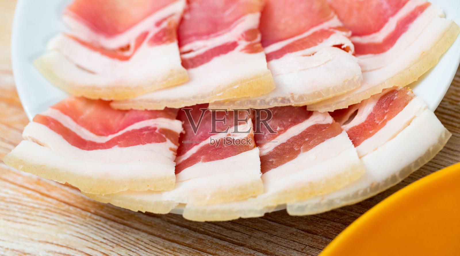 一盘切有肉层的咸味沙司照片摄影图片