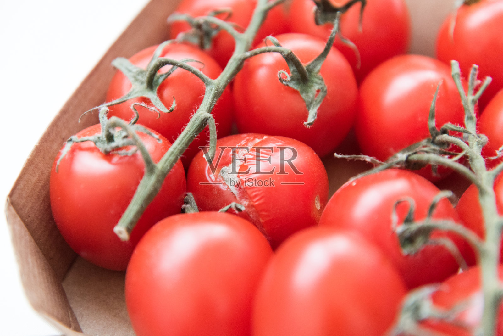 从以上观点。圣女果在盒子里。在这些水果中有一个烂了的西红柿照片摄影图片