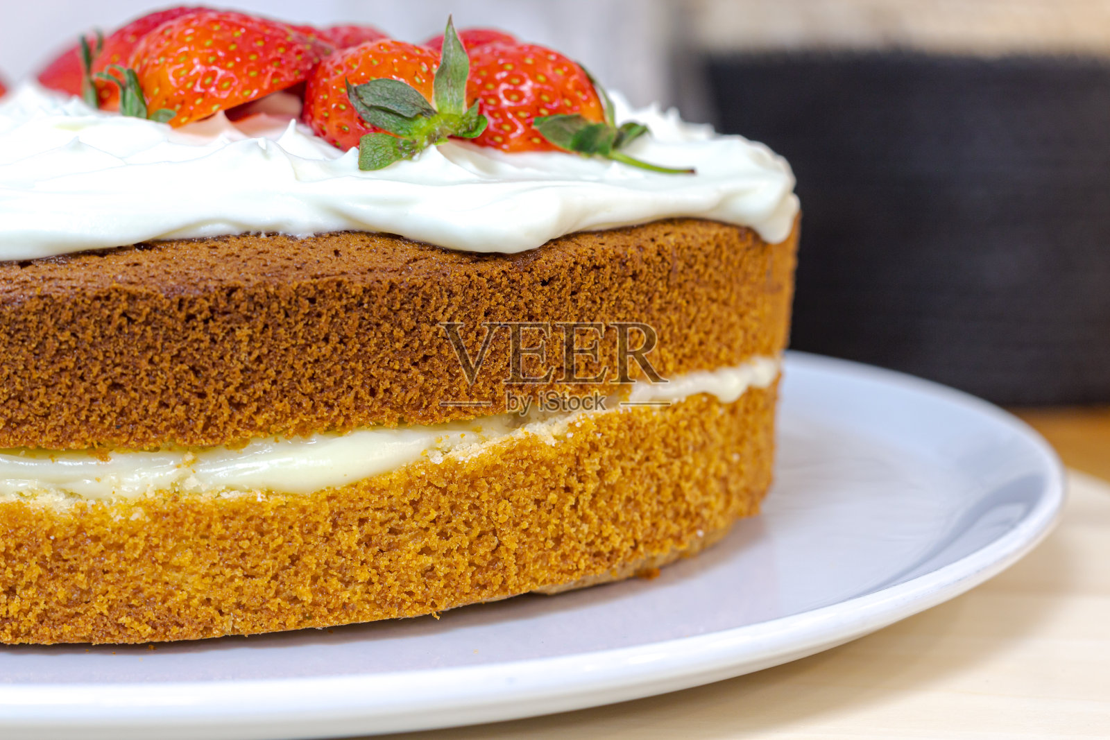 奶油挞配草莓和柠檬海绵蛋糕放在白色盘子里照片摄影图片