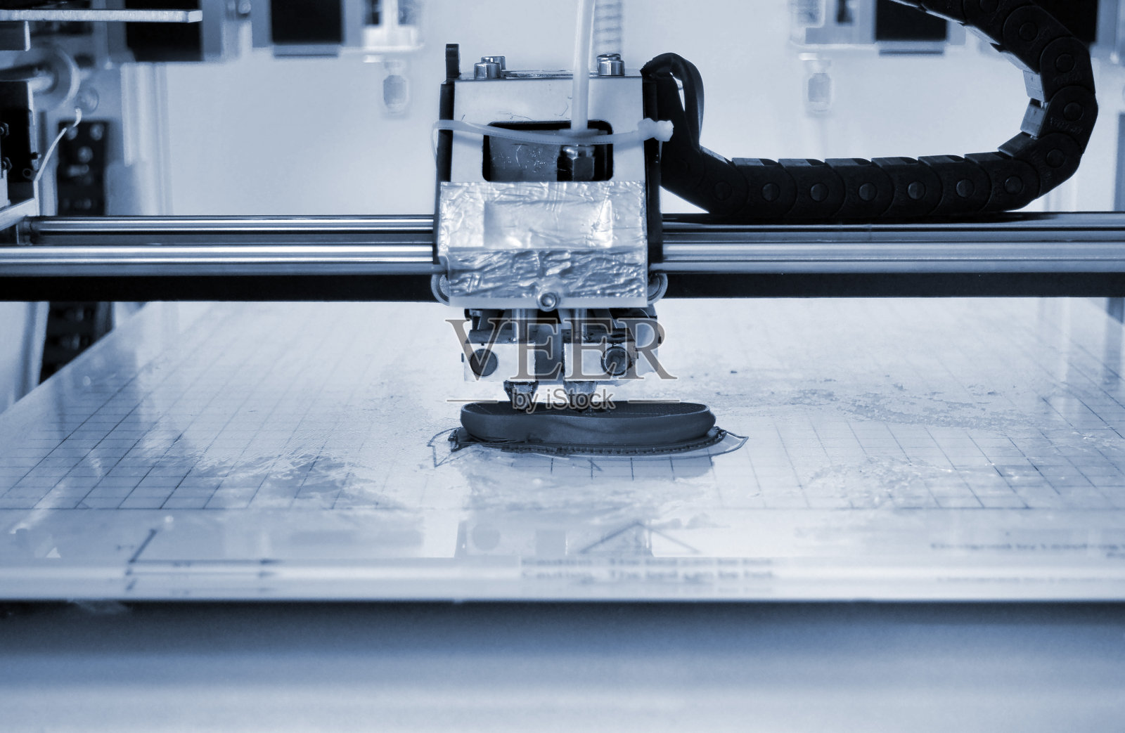 3D打印机打印蓝色熔融塑料照片摄影图片