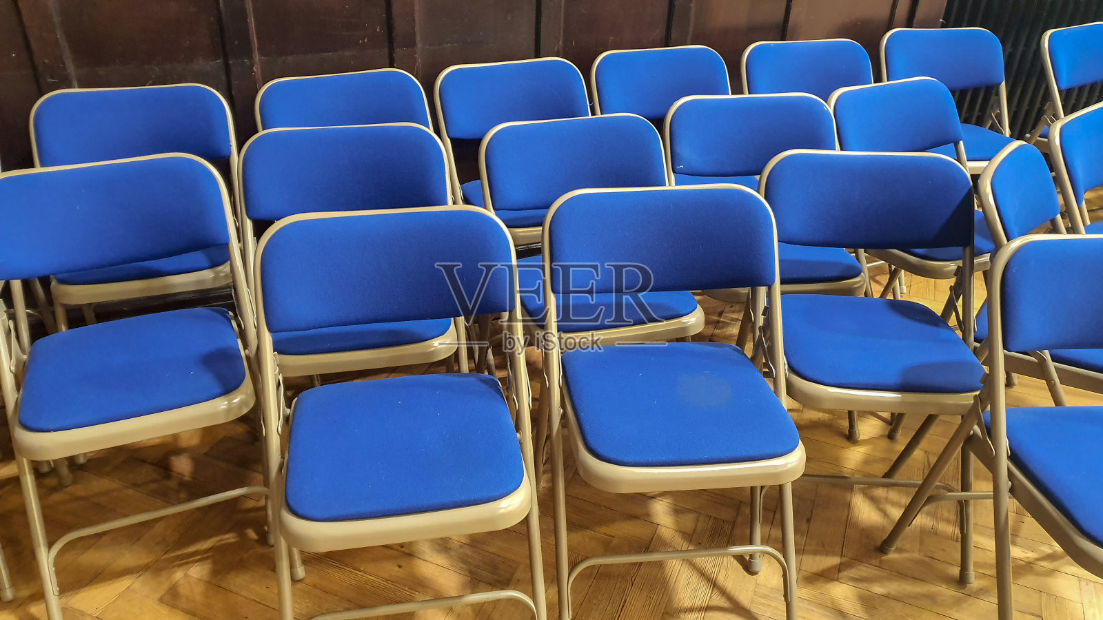 一组蓝色的软垫椅子照片摄影图片