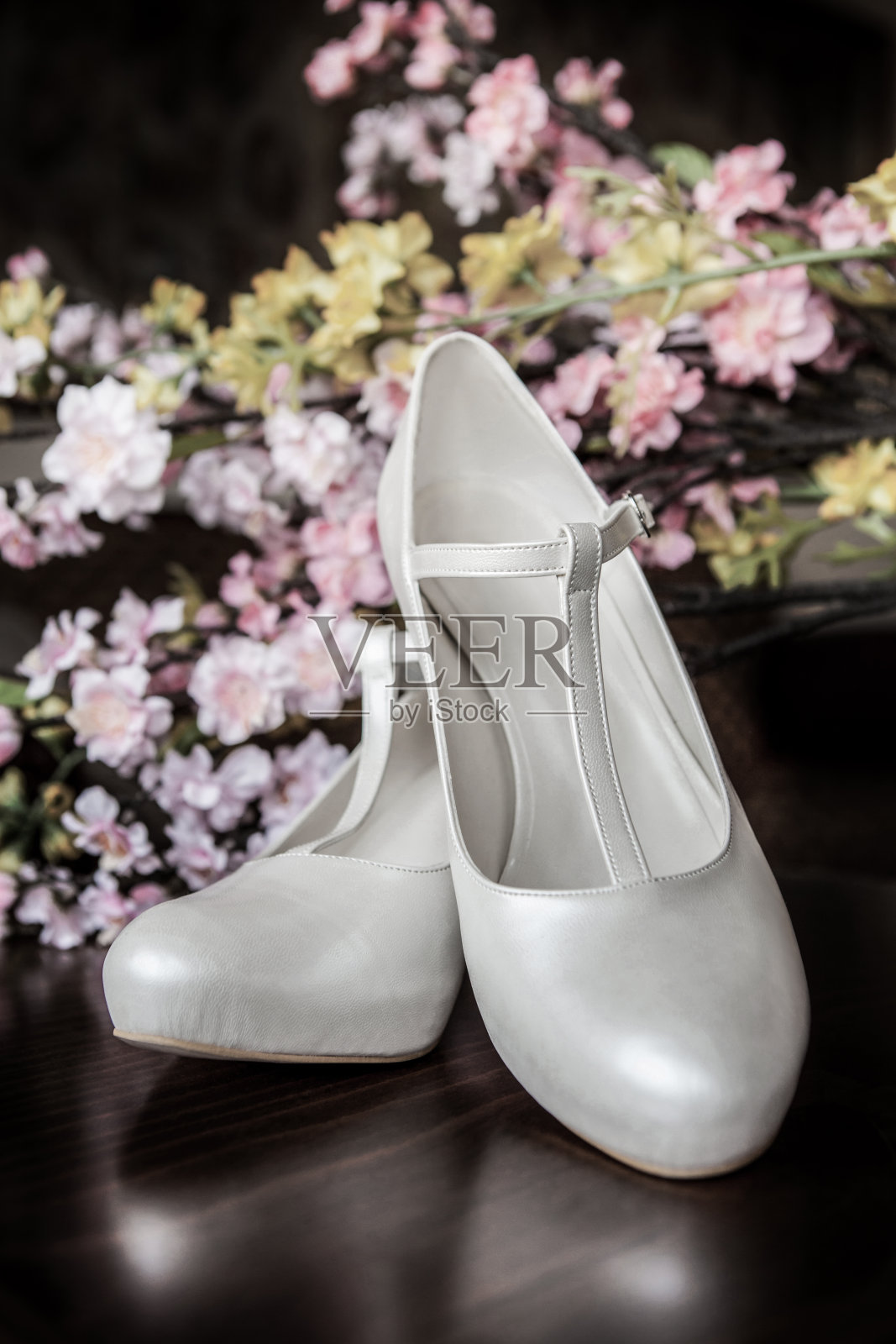 婚礼花束和鞋子照片摄影图片