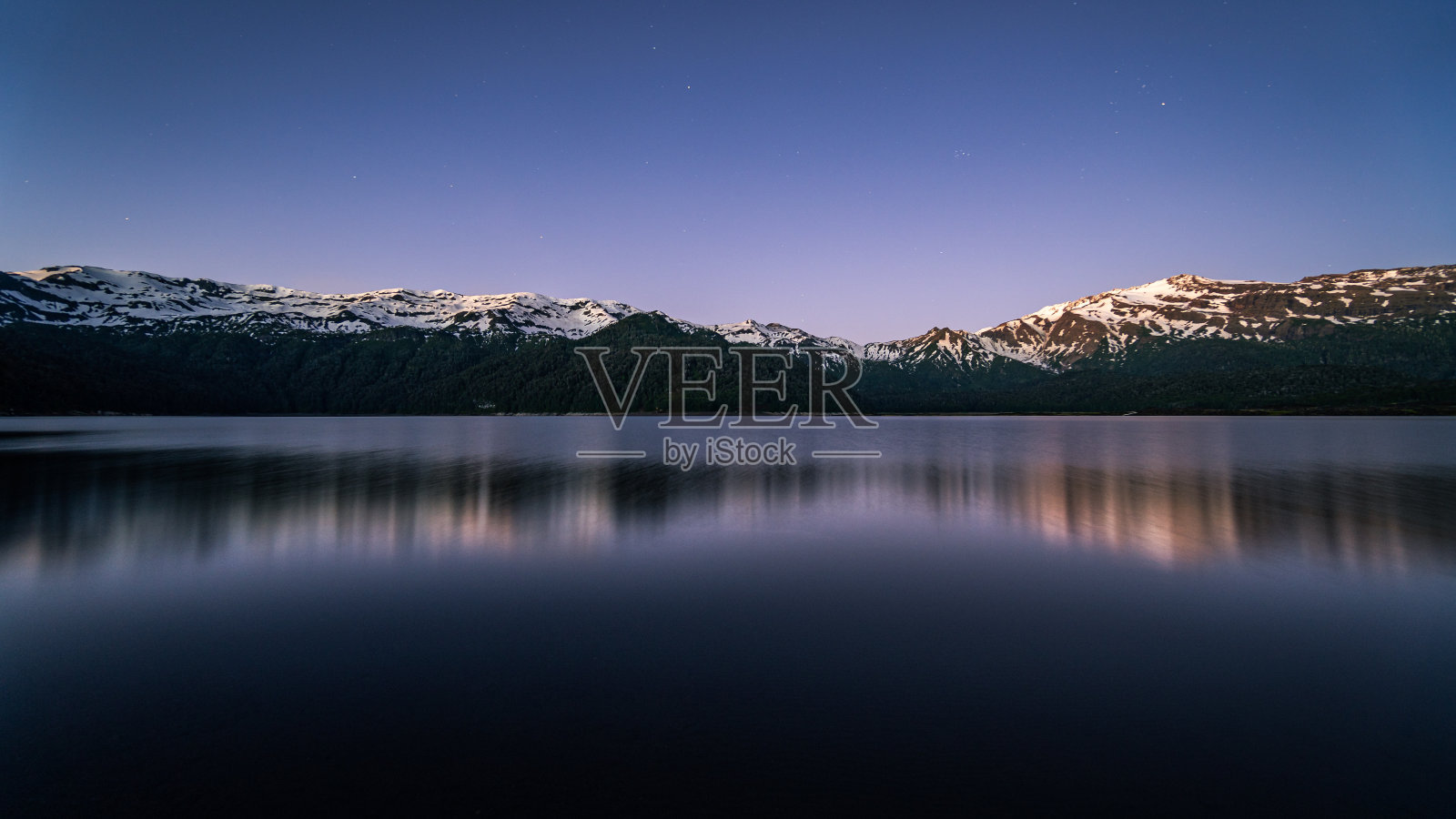 日落时分，康吉里奥国家公园的湖泊和雪山照片摄影图片
