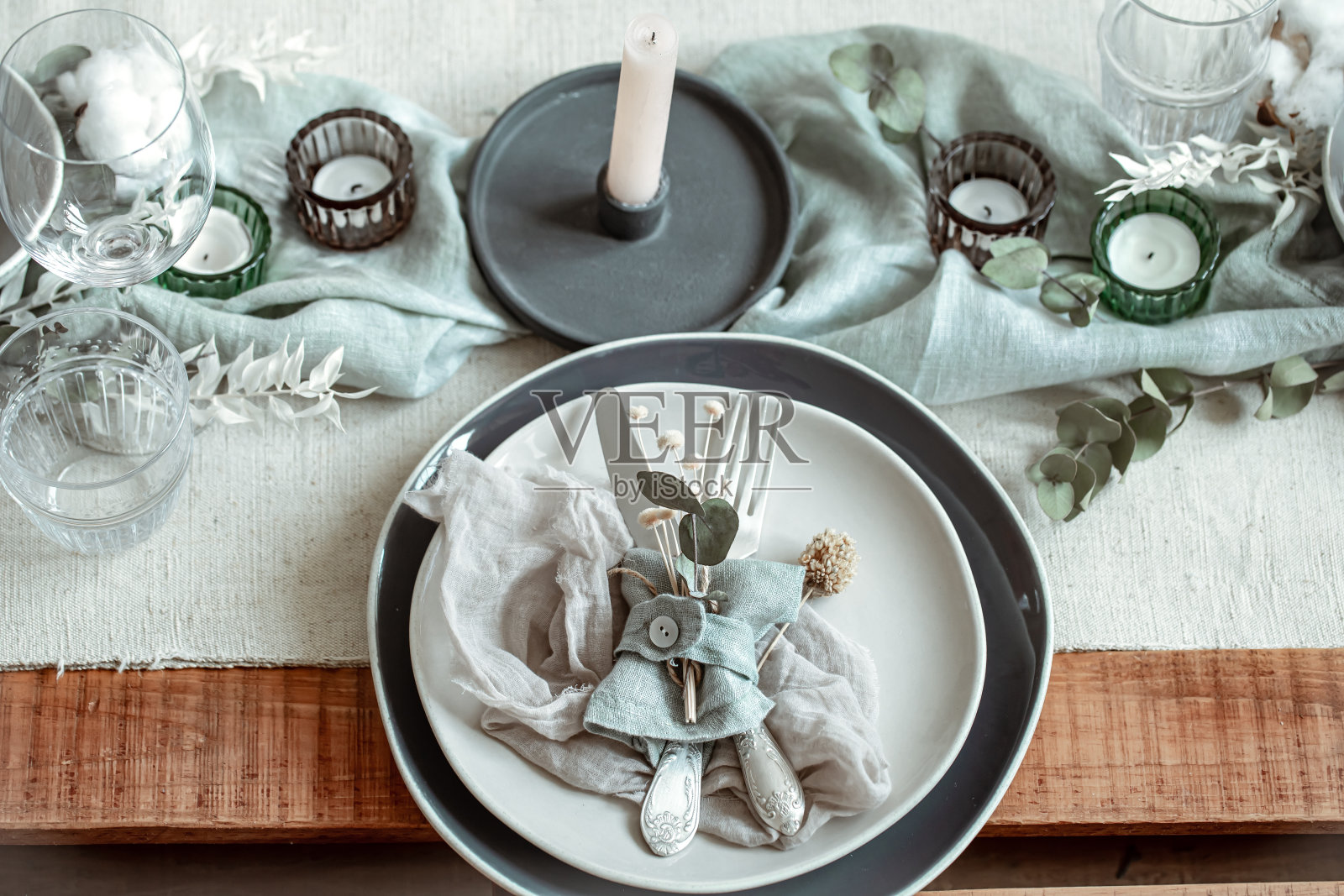 复古风格的节日餐桌设置，用枯枝叶拉近。照片摄影图片