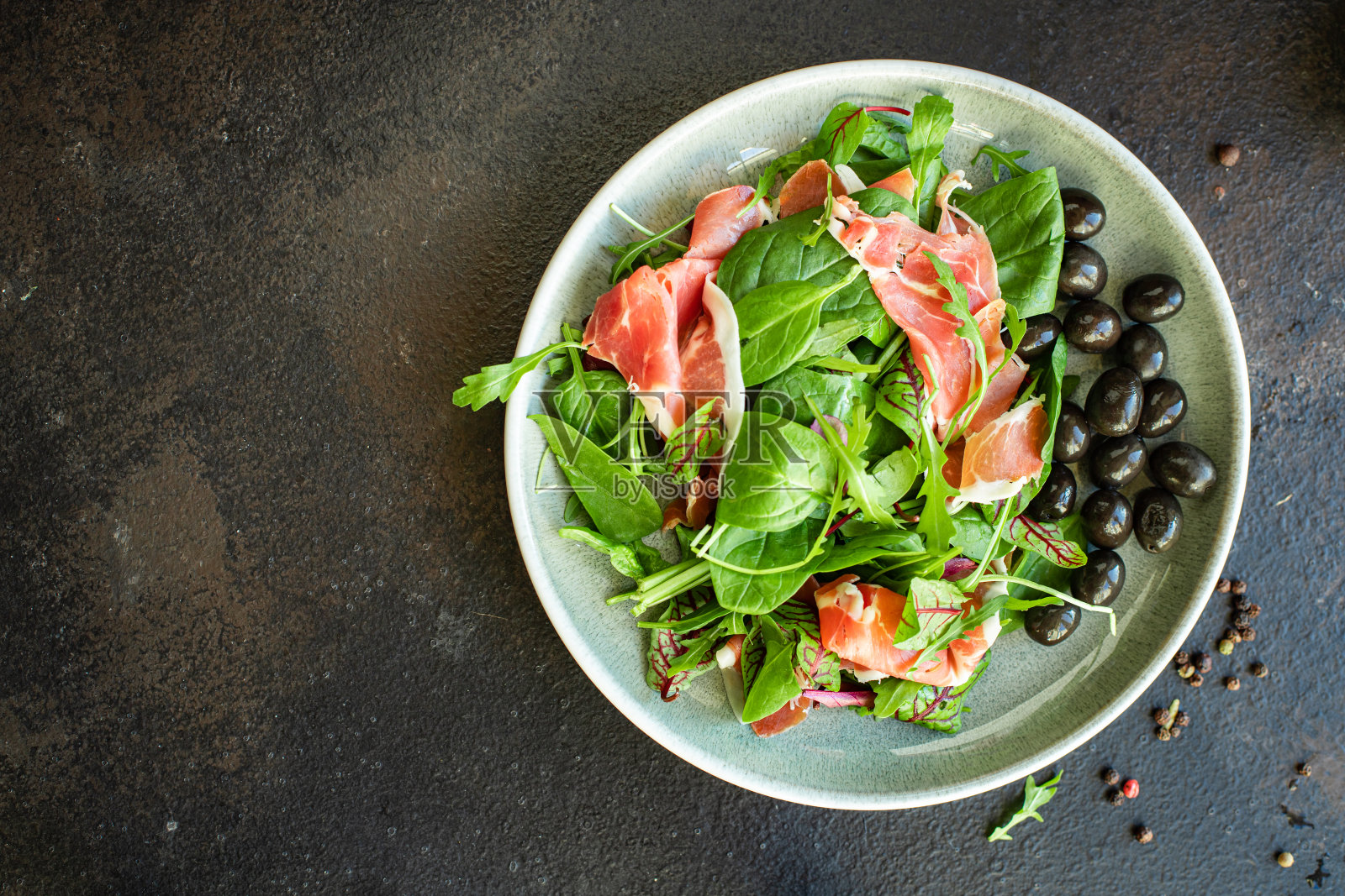 沙拉火腿猪肉干肉火腿意大利熏火腿塞拉诺，贝洛塔，克鲁多或帕尔马部分的餐桌餐俯视图拷贝空间健康食品背景照片摄影图片