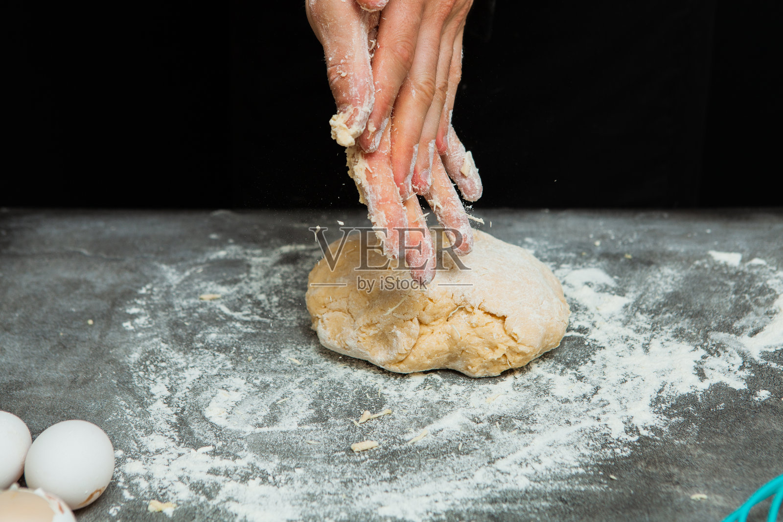 男性厨师的手有纹理。为烘焙做面团。把面粉筛成面团。糕点蛋糕披萨面团照片摄影图片