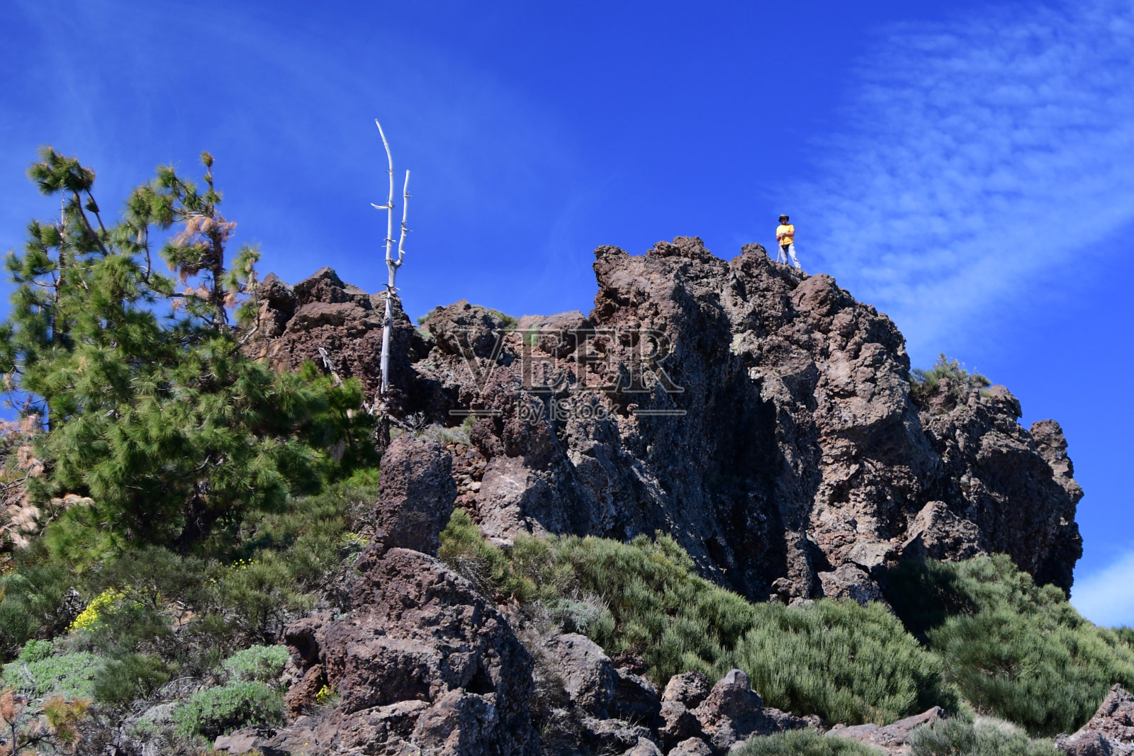 一个站在巨石顶端的人照片摄影图片