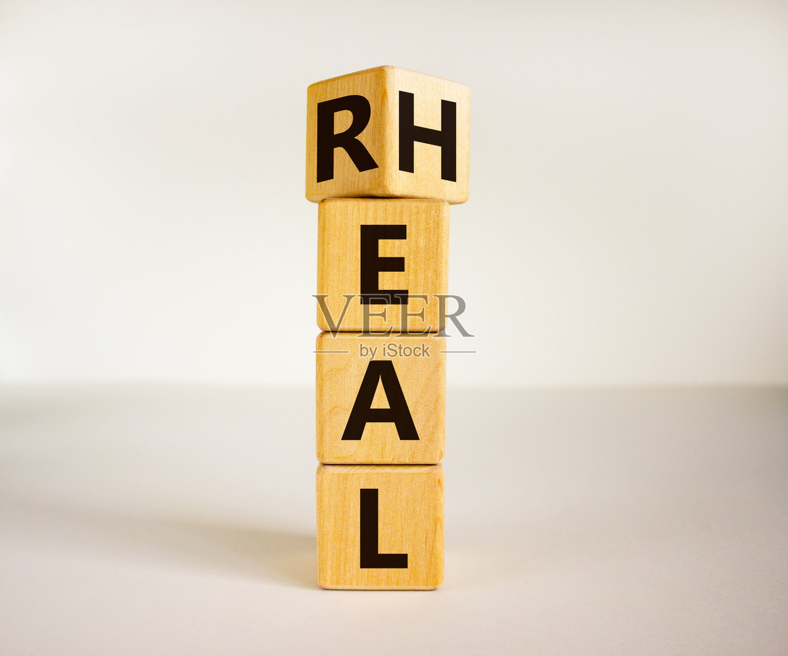 真正的治愈的象征。旋转方块与文字“真正的治疗”。漂亮的白色背景，复制空间。医学和真正的治愈概念。照片摄影图片